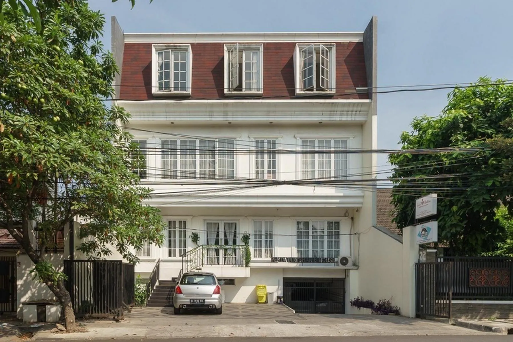 Property logo or sign in RedDoorz Syariah Plus near Pancoran 2