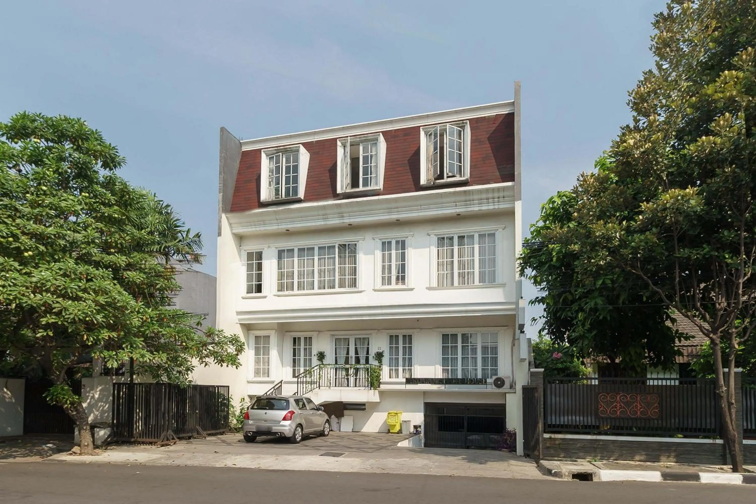 RedDoorz Syariah Plus near Pancoran 2