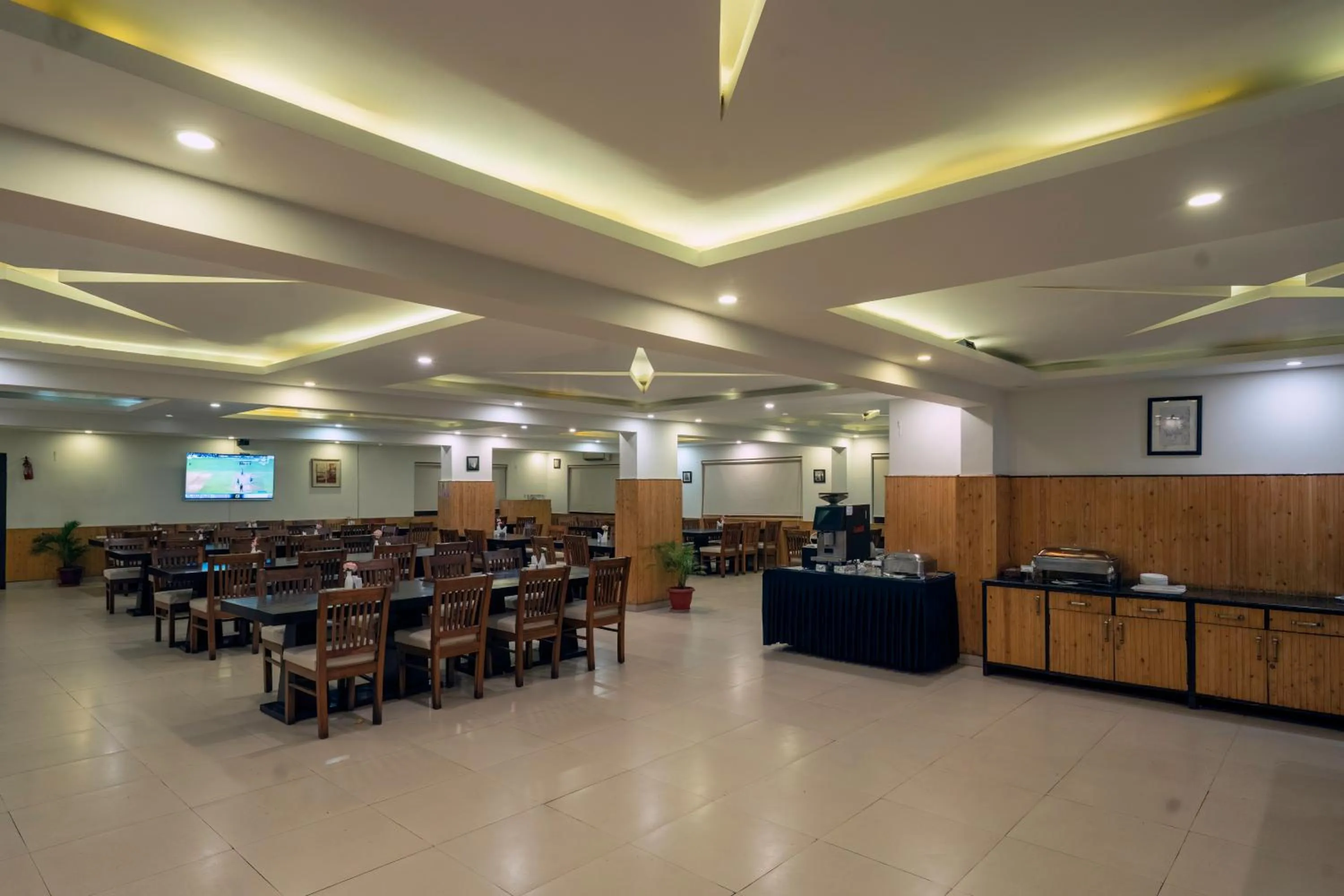 Restaurant/places to eat in Excel Hotels and Resorts Bhimtal