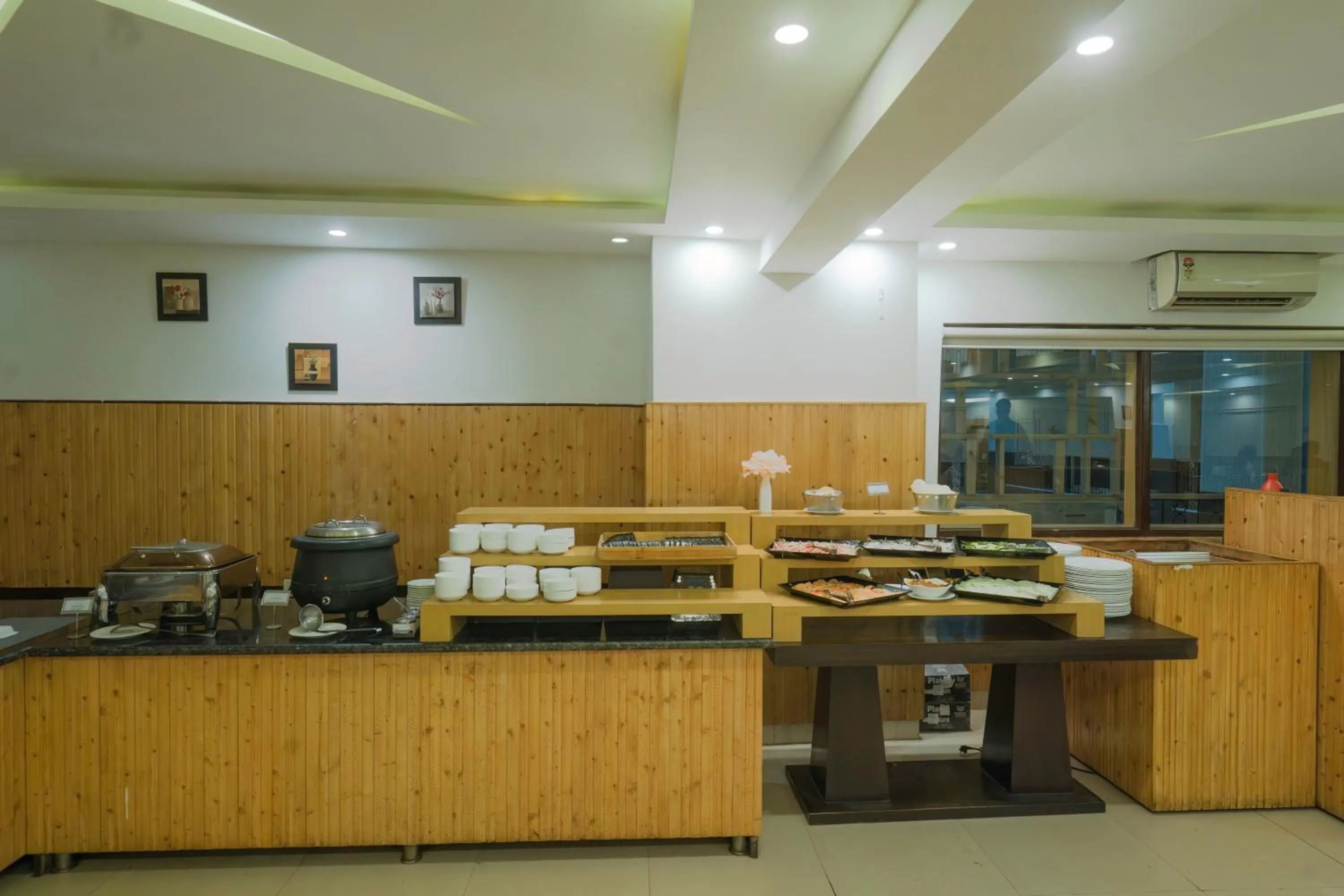 Restaurant/places to eat in Excel Hotels and Resorts Bhimtal