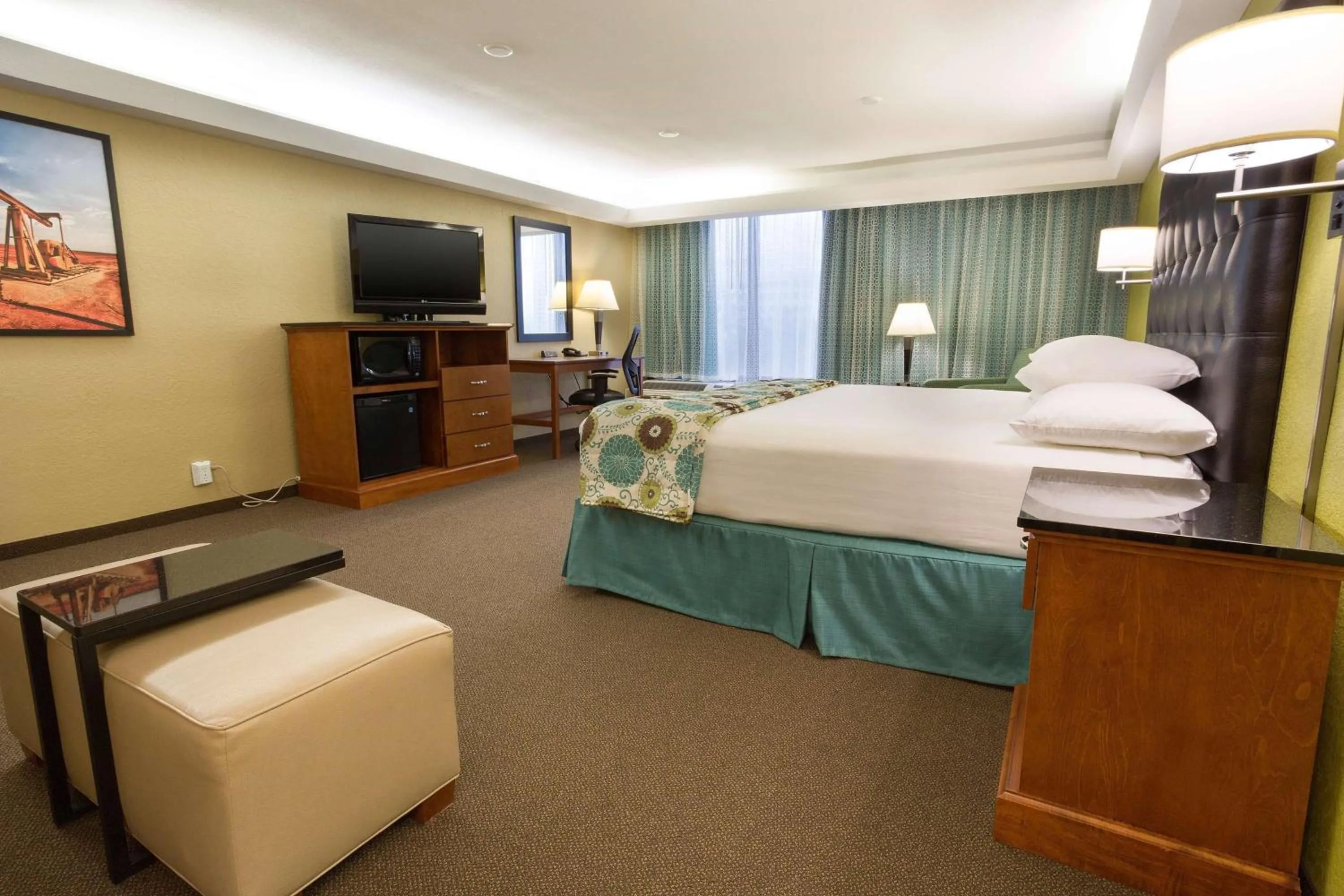 Photo of the whole room, Bed in Drury Inn & Suites Houston The Woodlands