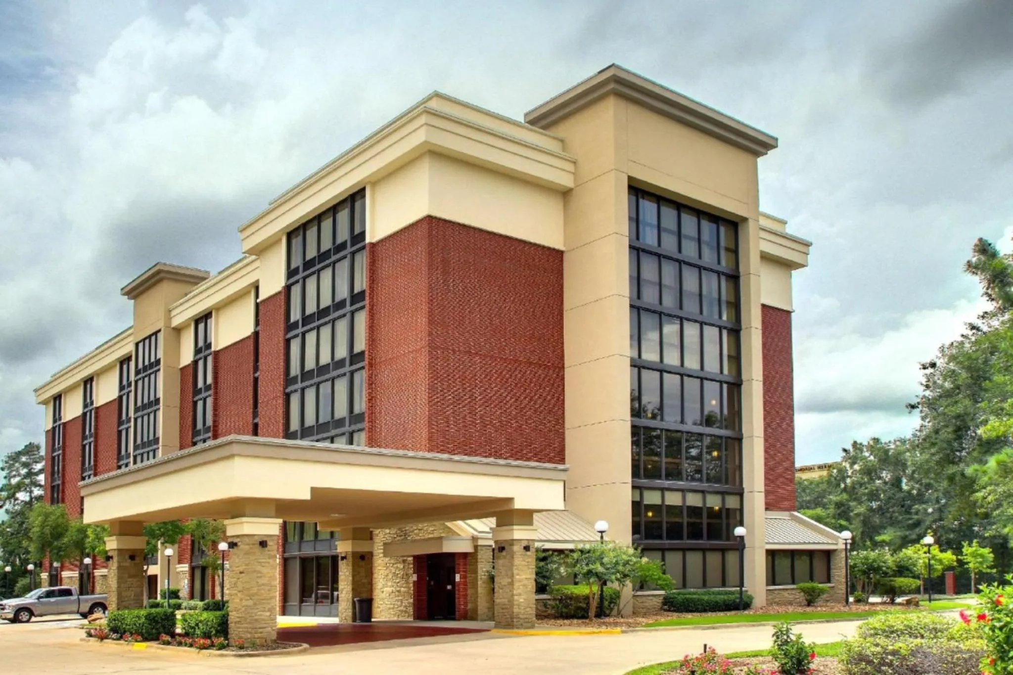 Property building in Drury Inn & Suites Houston The Woodlands