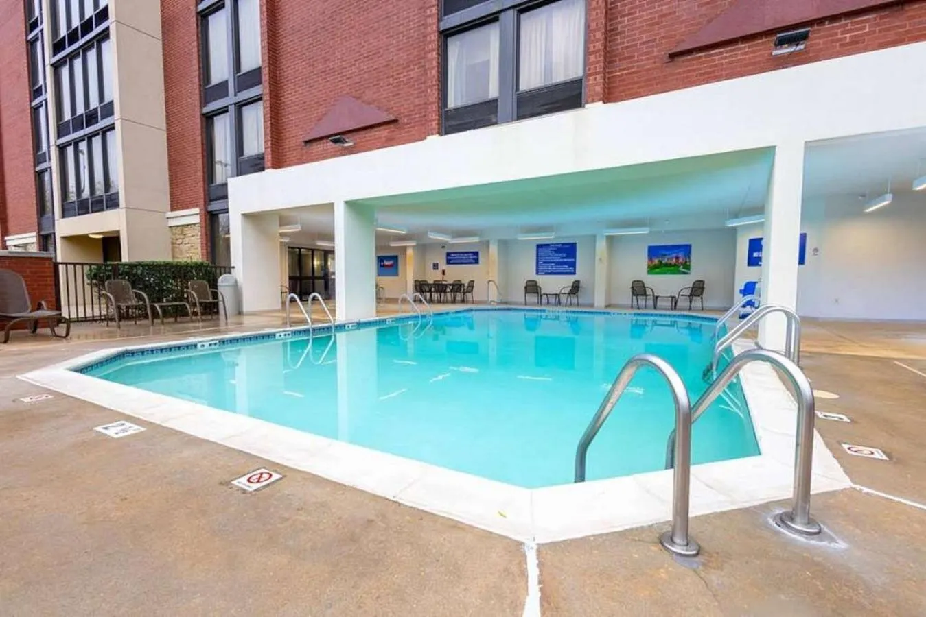 Swimming pool in Drury Inn & Suites Houston The Woodlands