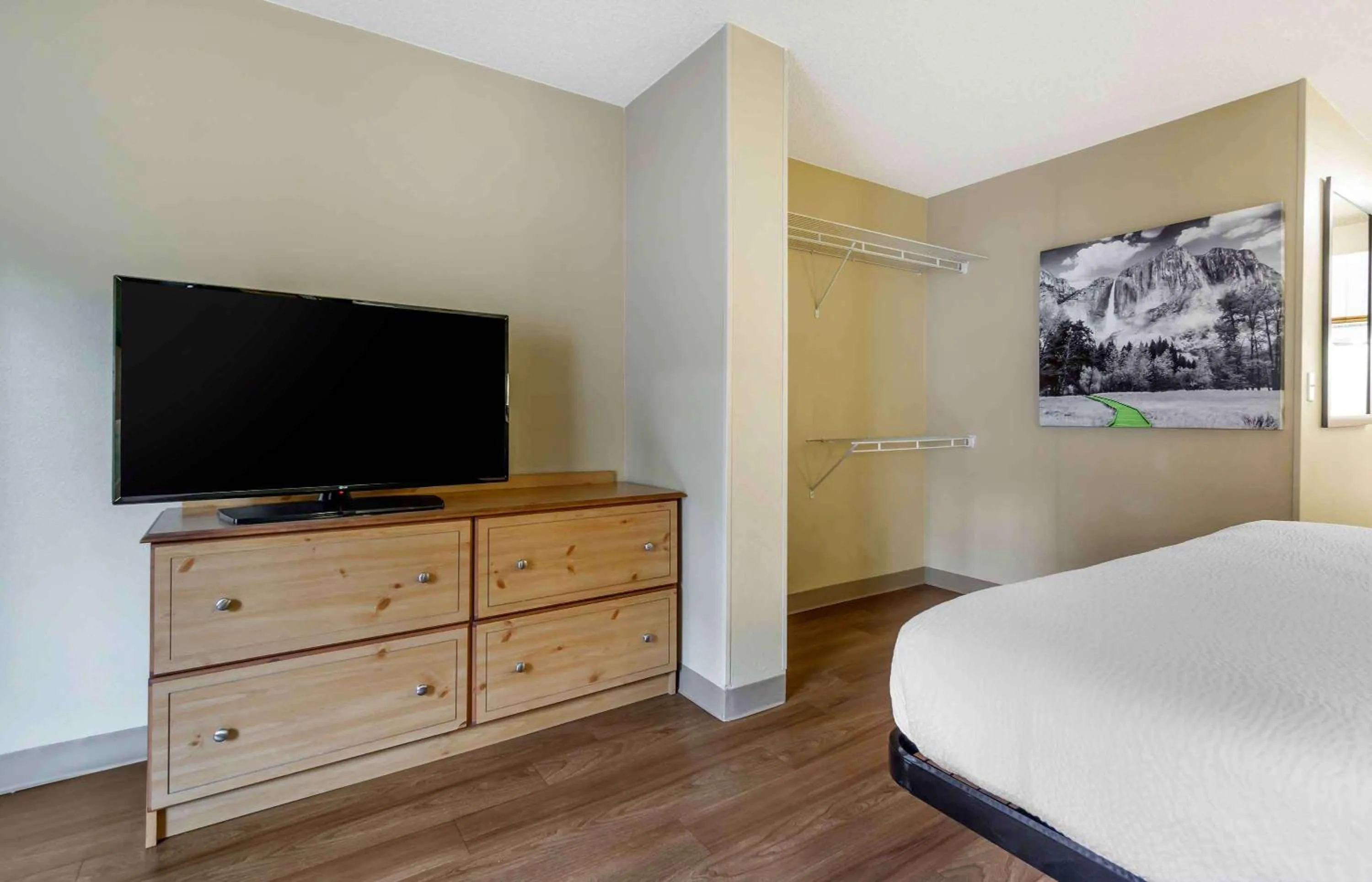 Bedroom, Bed in Extended Stay America Suites - Seattle - Bellevue - Factoria
