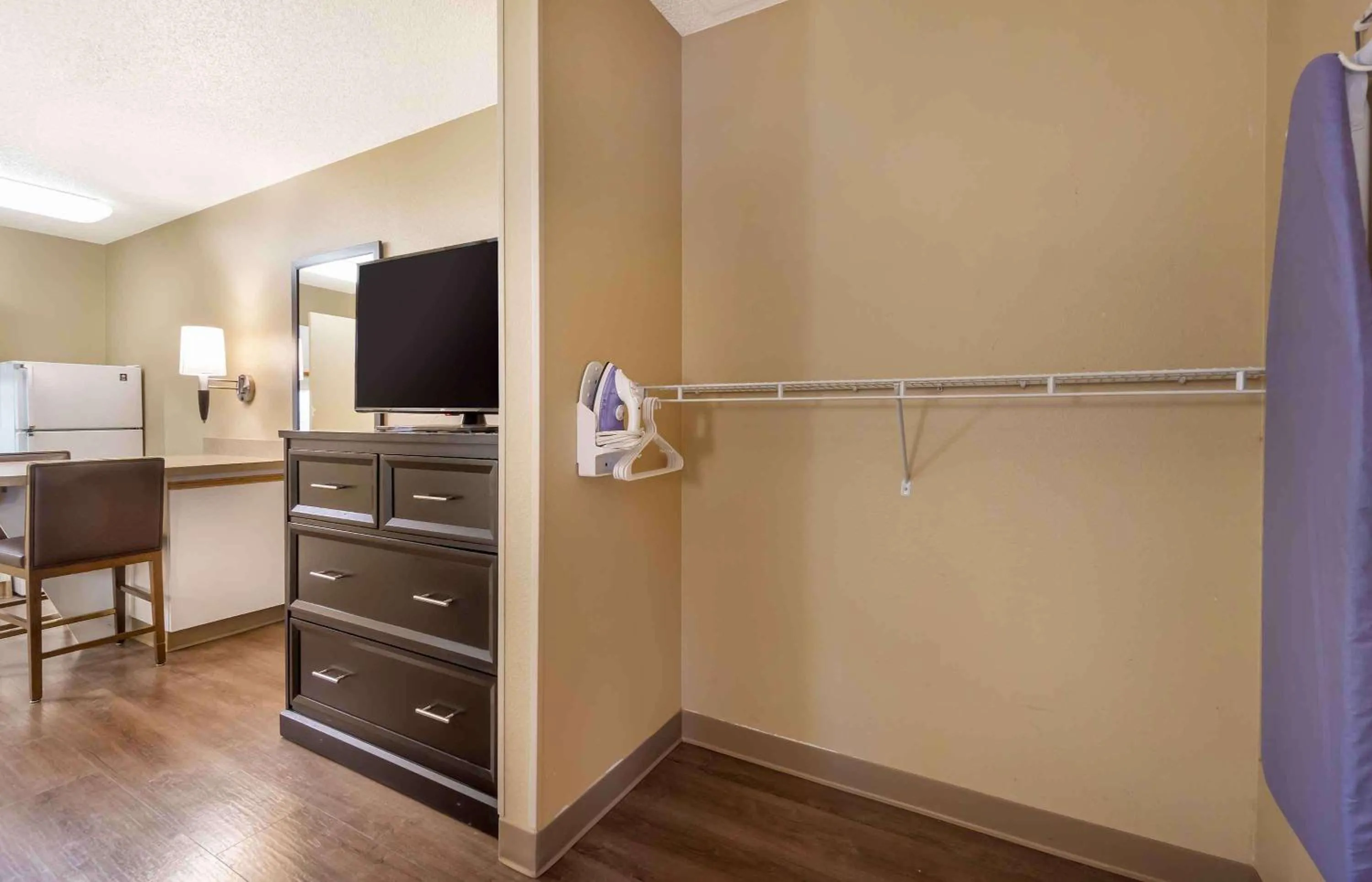 Bedroom in Extended Stay America Suites - Seattle - Bellevue - Factoria