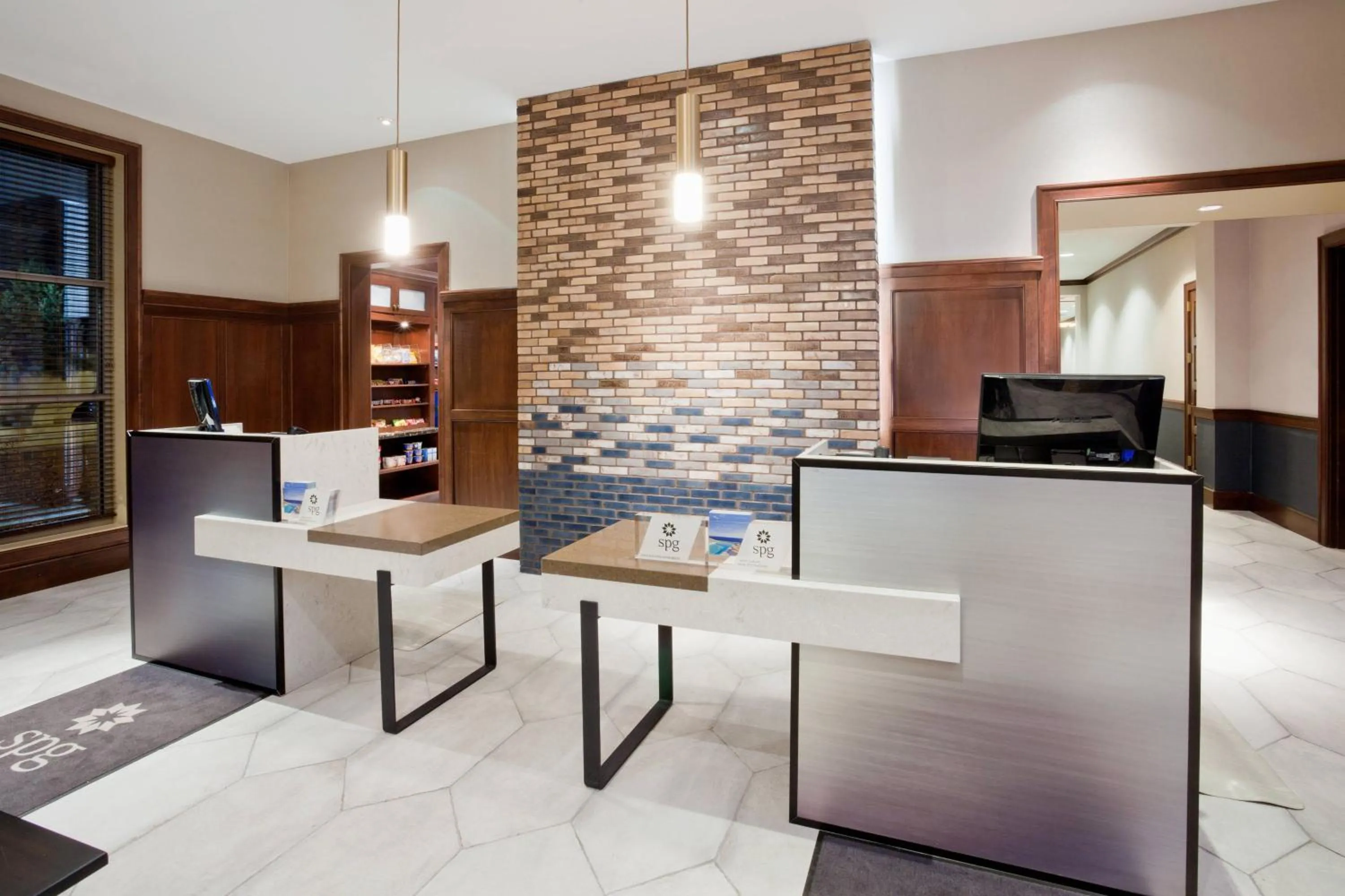 Lobby or reception in Sheraton St Paul Woodbury Hotel