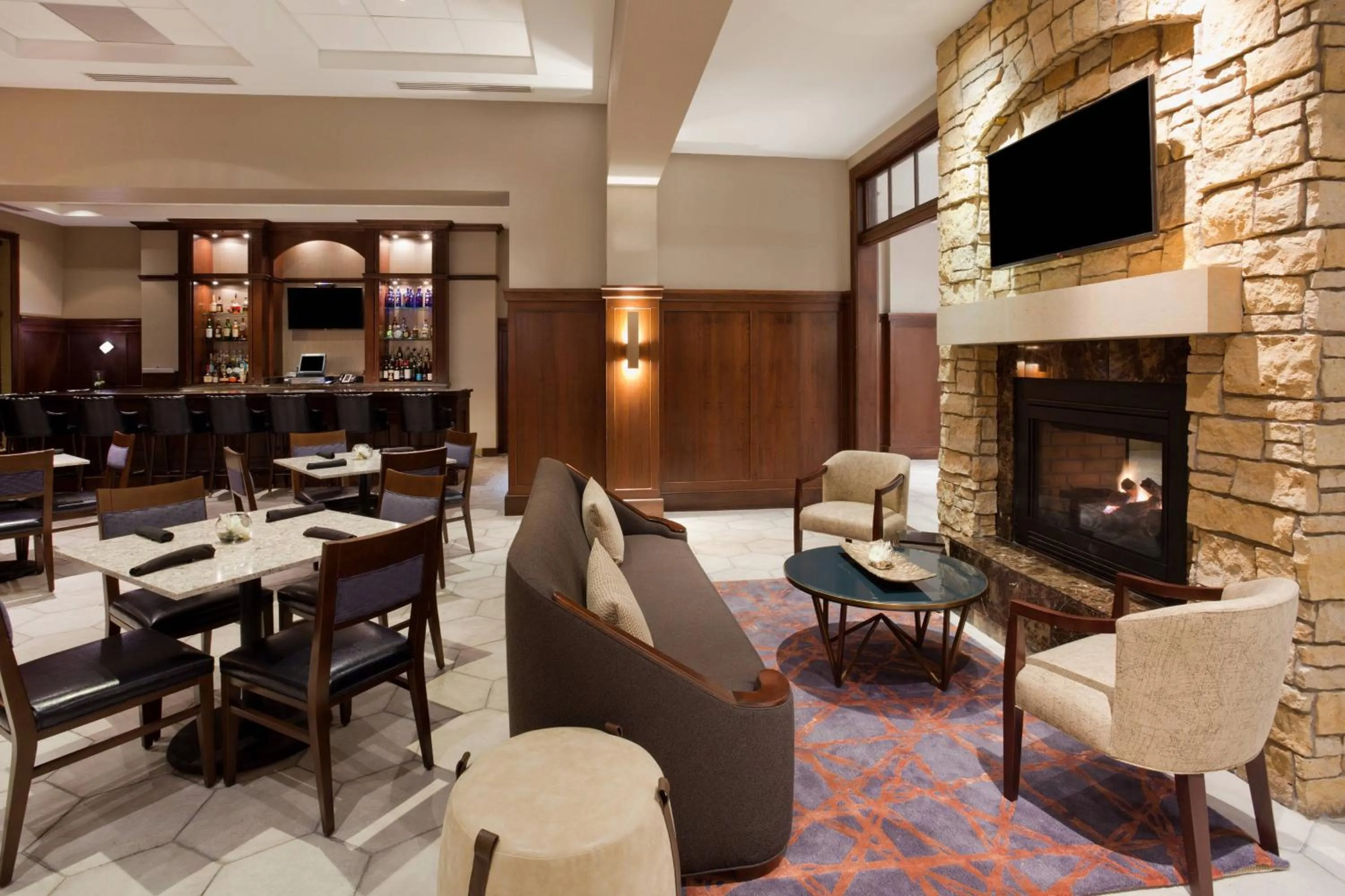 Lounge or bar in Sheraton St Paul Woodbury Hotel