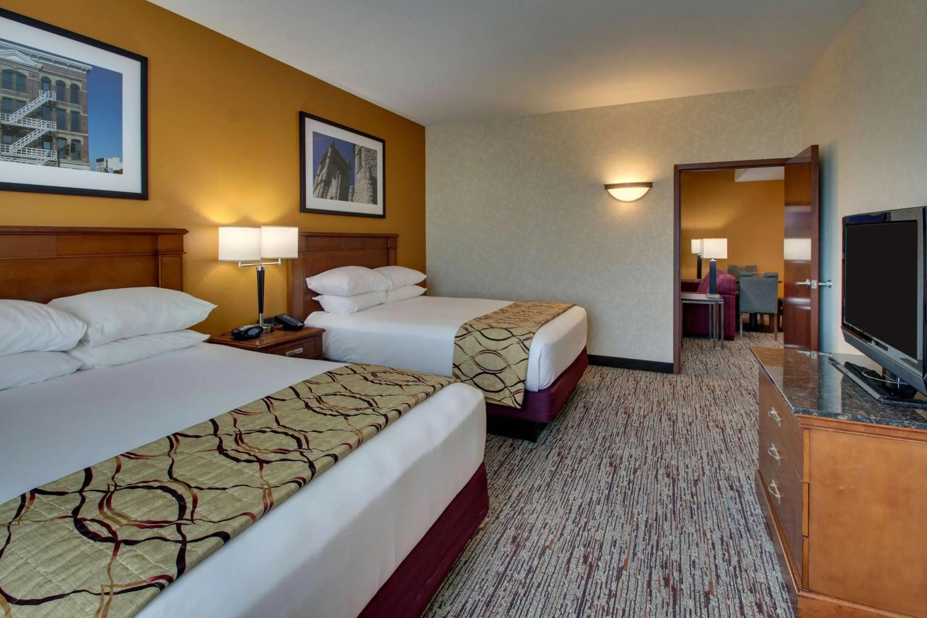 Photo of the whole room, Bed in Drury Inn & Suites Findlay