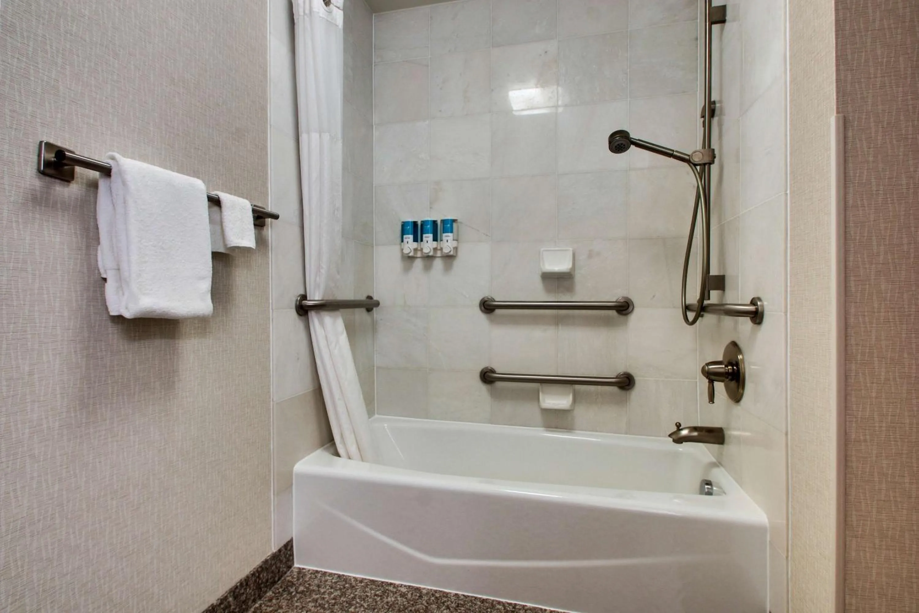 Bathroom in Drury Inn & Suites Findlay