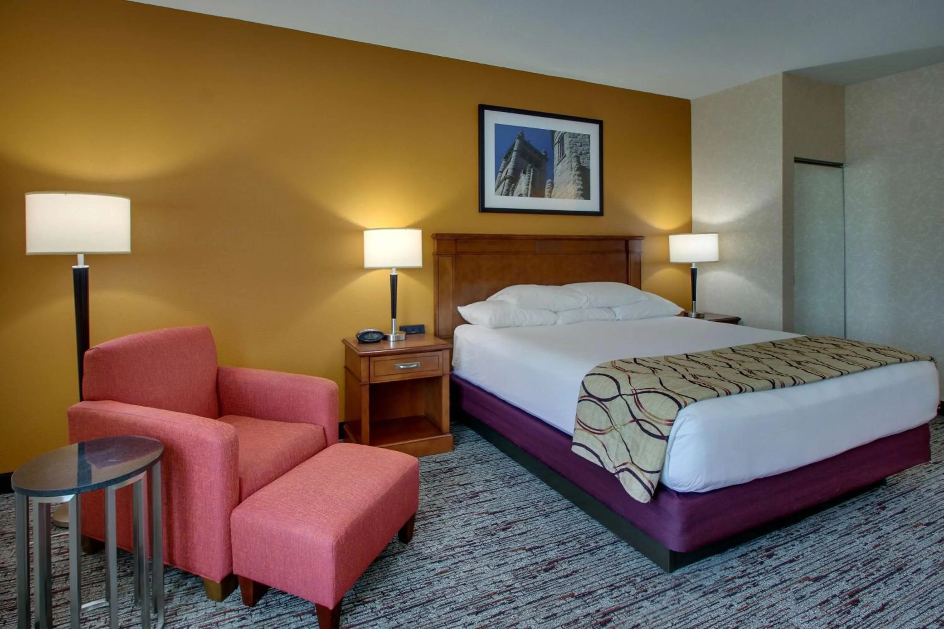 Photo of the whole room, Bed in Drury Inn & Suites Findlay
