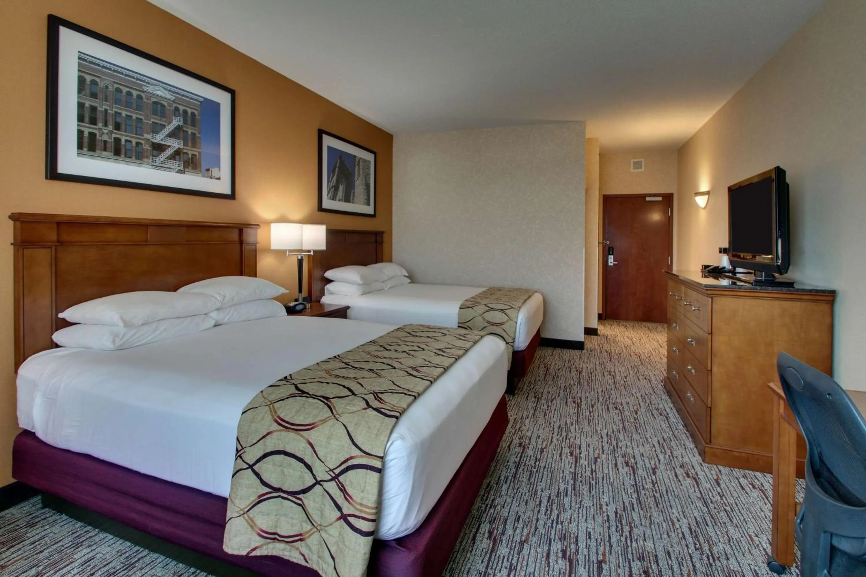 Photo of the whole room, Bed in Drury Inn & Suites Findlay