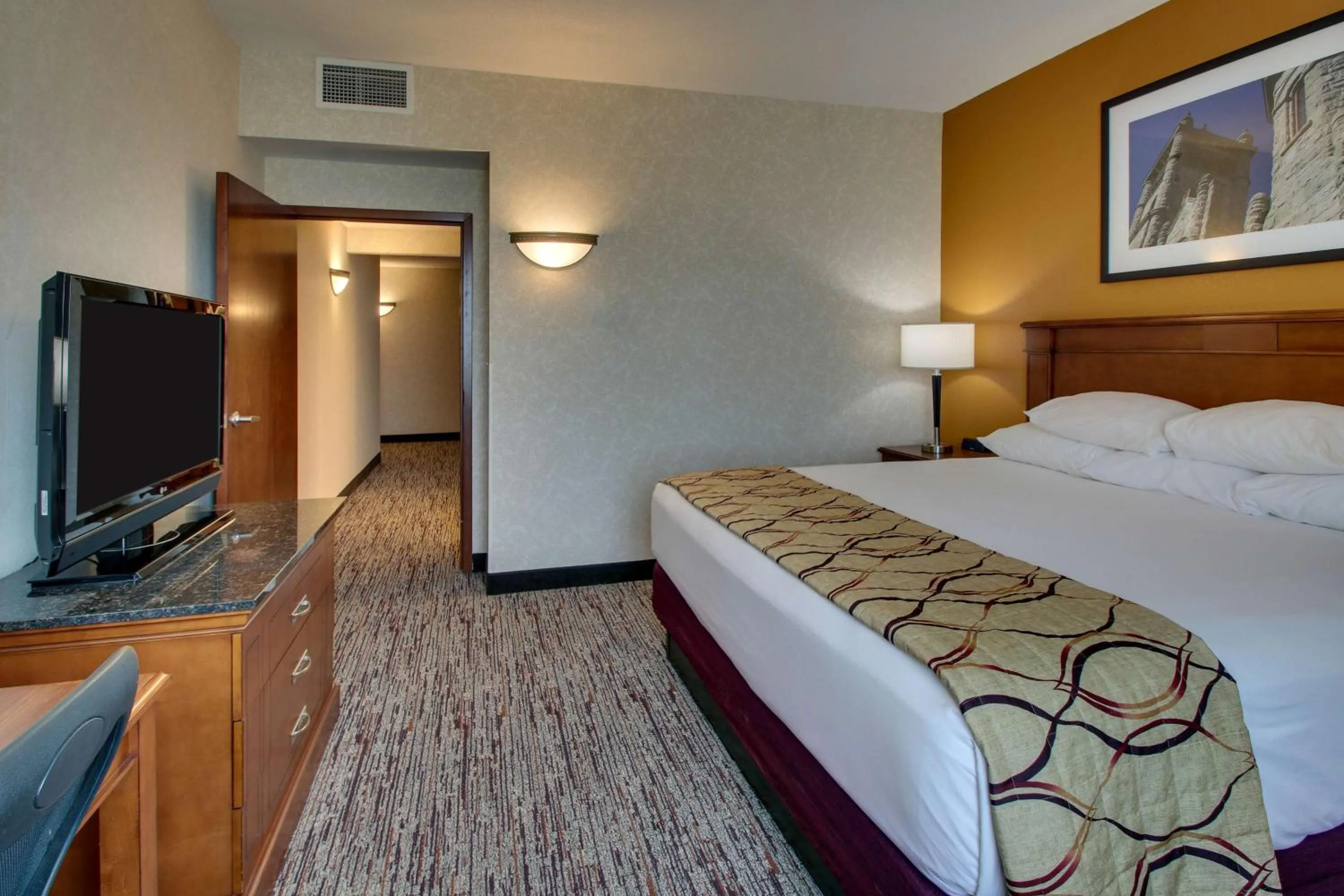 Photo of the whole room, Bed in Drury Inn & Suites Findlay