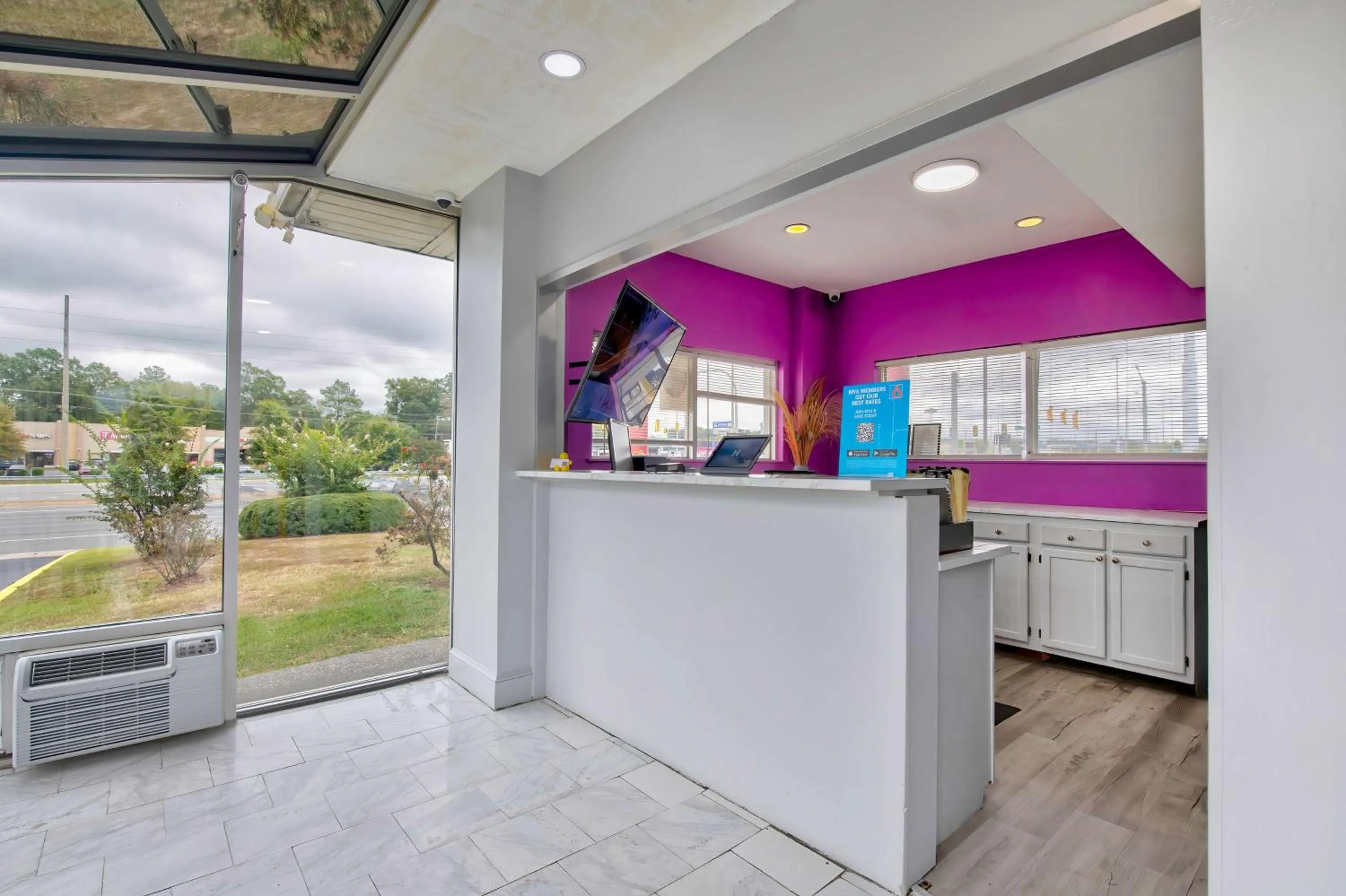 Lobby or reception in Motel 6 Tuscaloosa AL University