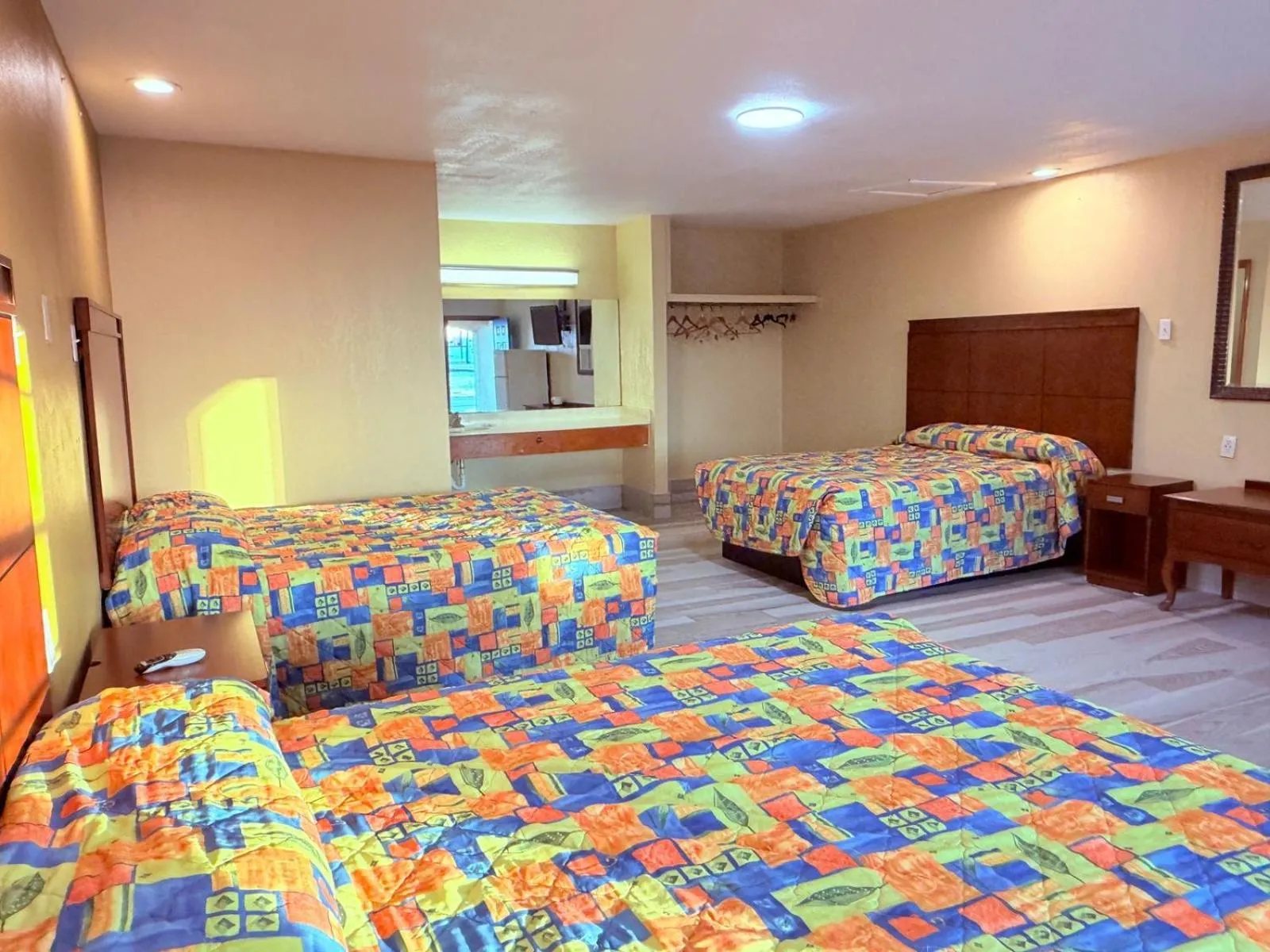 3 Full Beds Non-Smoking in Aloha Inn McAllen Airport near Medical center Tx