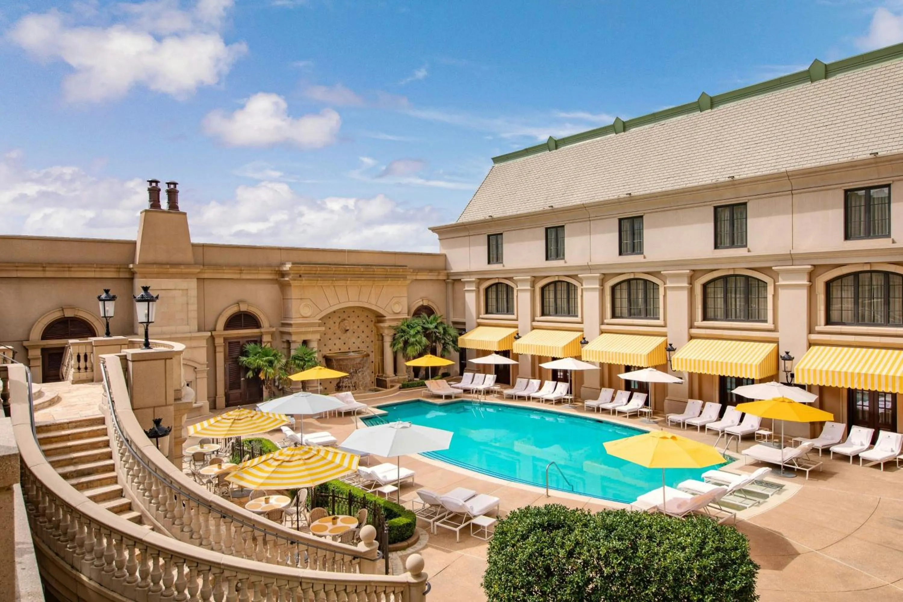 Swimming pool in The St. Regis Atlanta