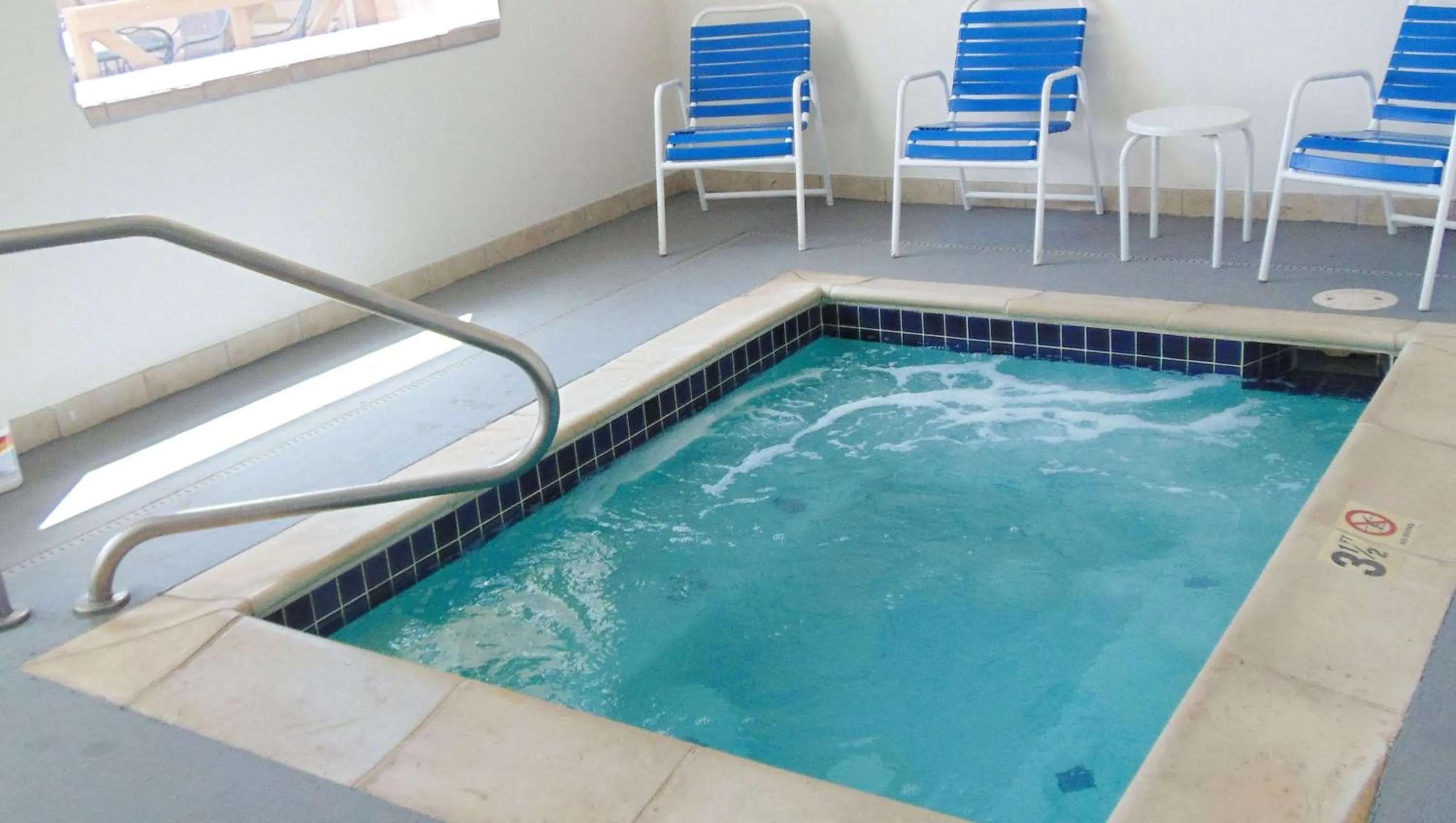 Swimming pool in Magnuson Hotel Manitou Springs