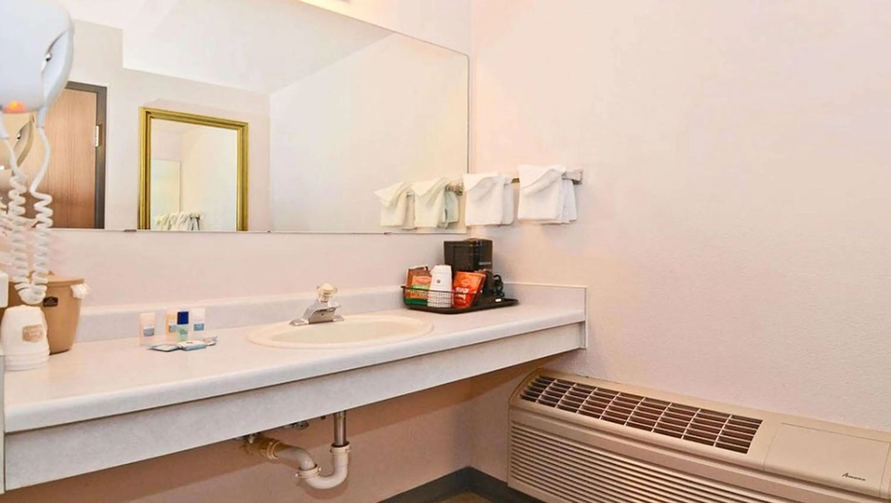 Bathroom in Magnuson Hotel Manitou Springs