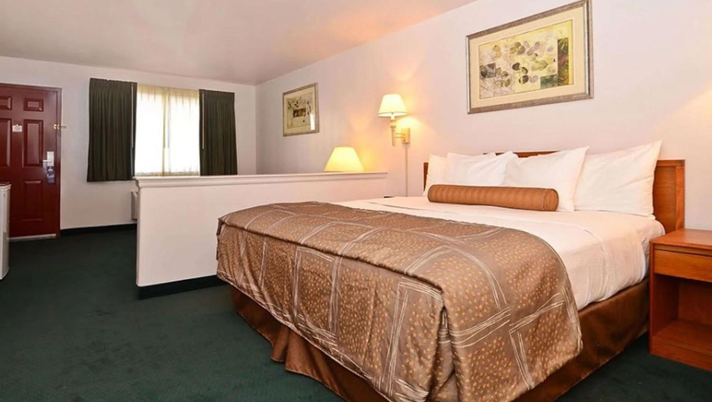 Photo of the whole room, Bed in Magnuson Hotel Manitou Springs