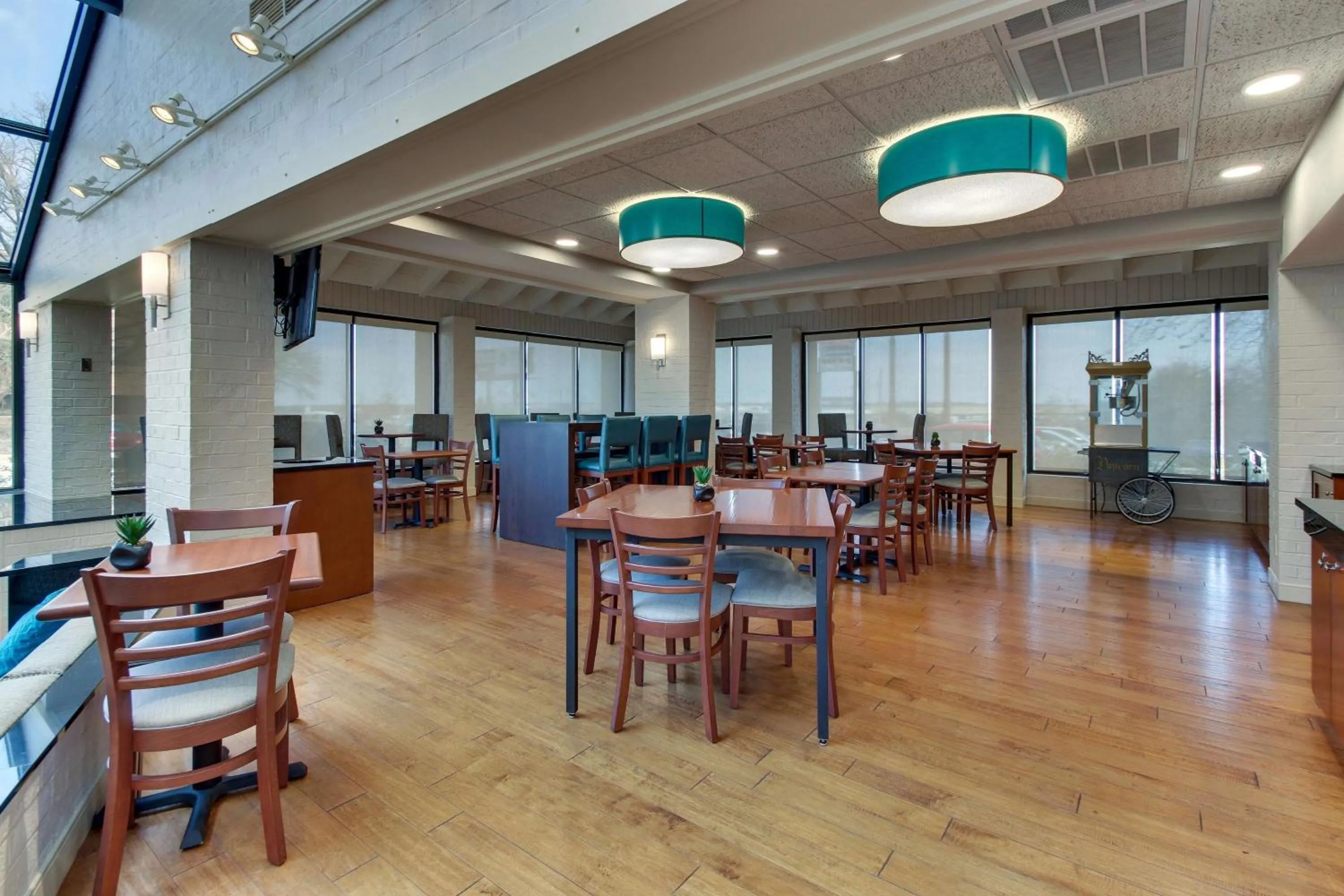 Restaurant/places to eat in Pear Tree Inn St. Louis Airport