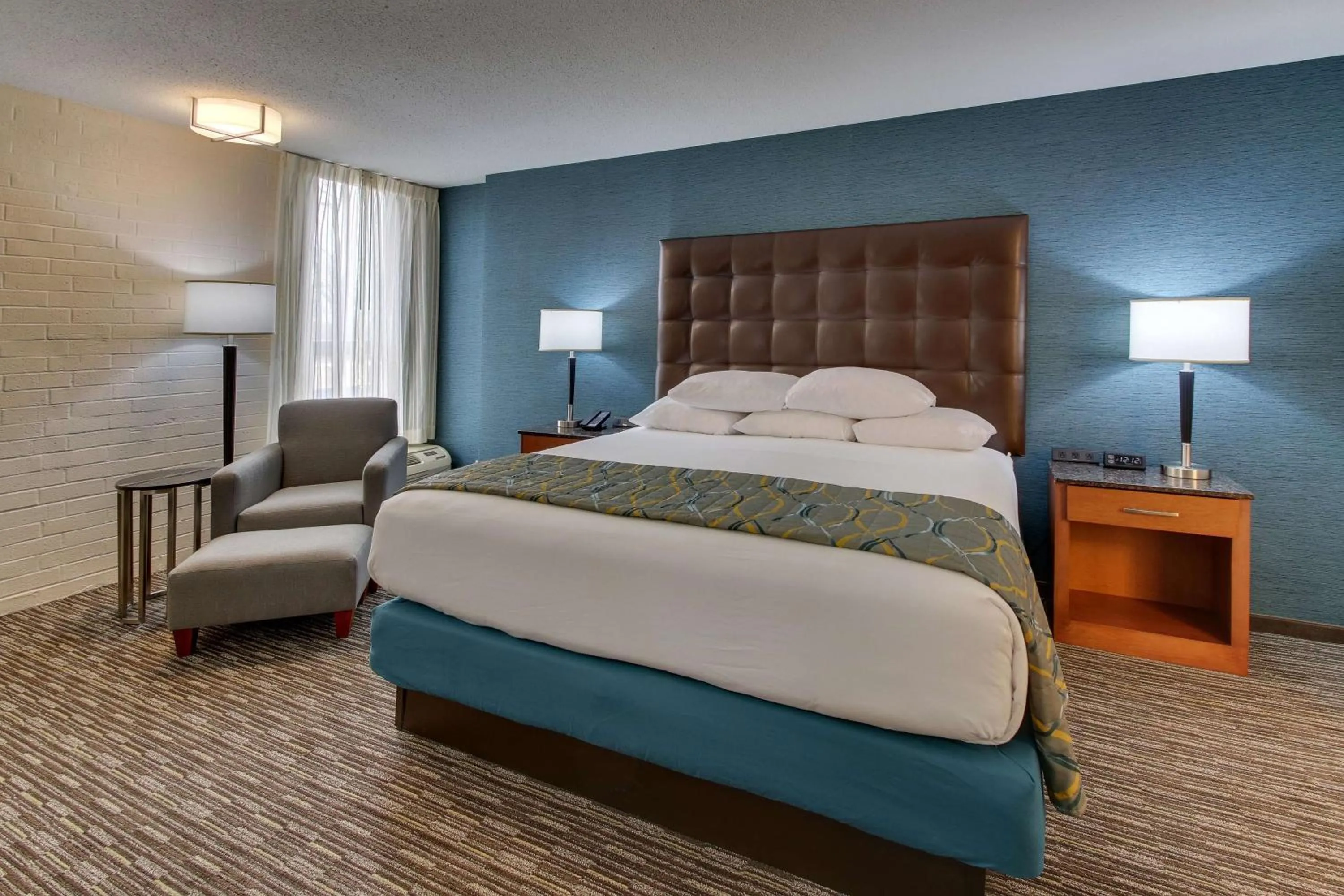 Photo of the whole room, Bed in Pear Tree Inn St. Louis Airport