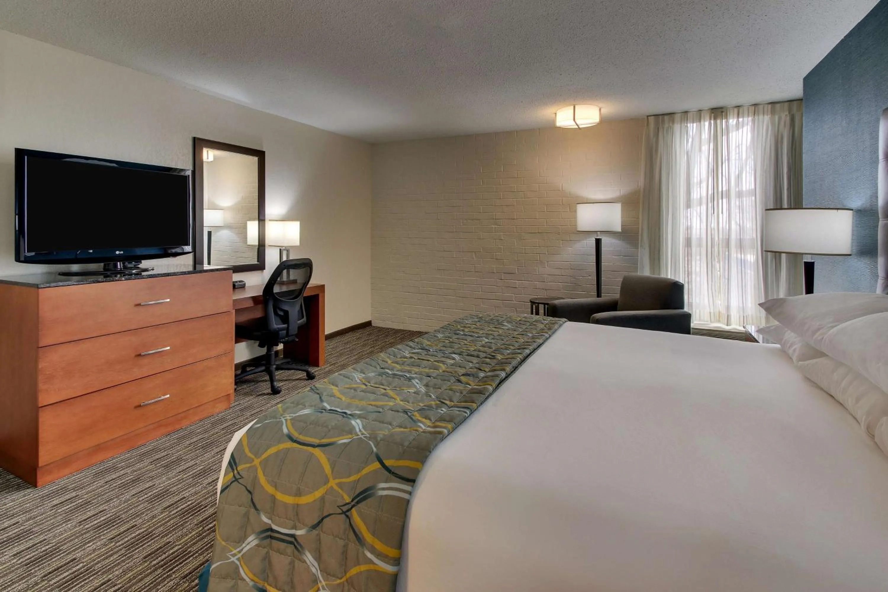 Photo of the whole room, Bed in Pear Tree Inn St. Louis Airport