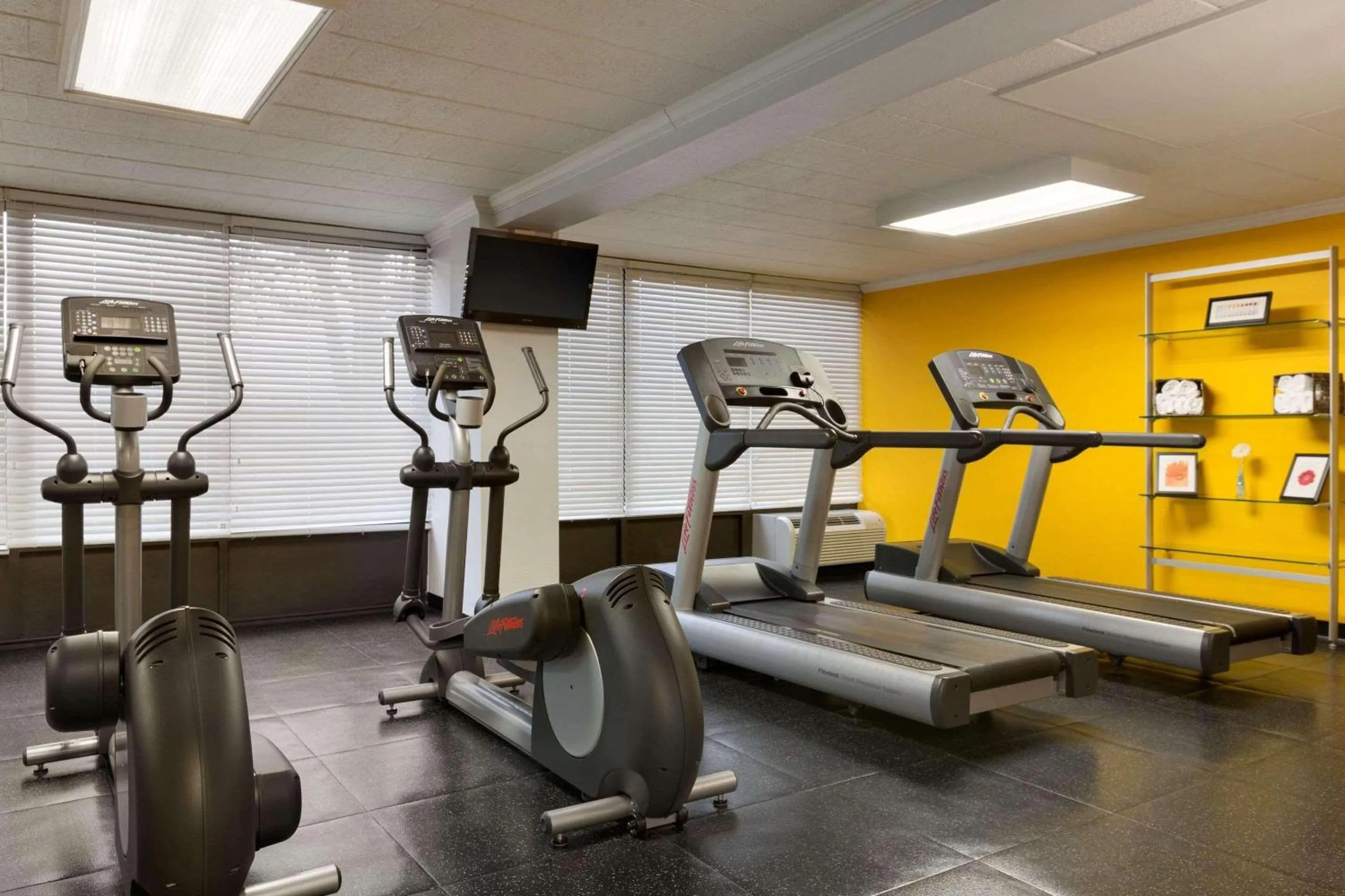 Fitness centre/facilities in Park Inn By Radisson Sharon