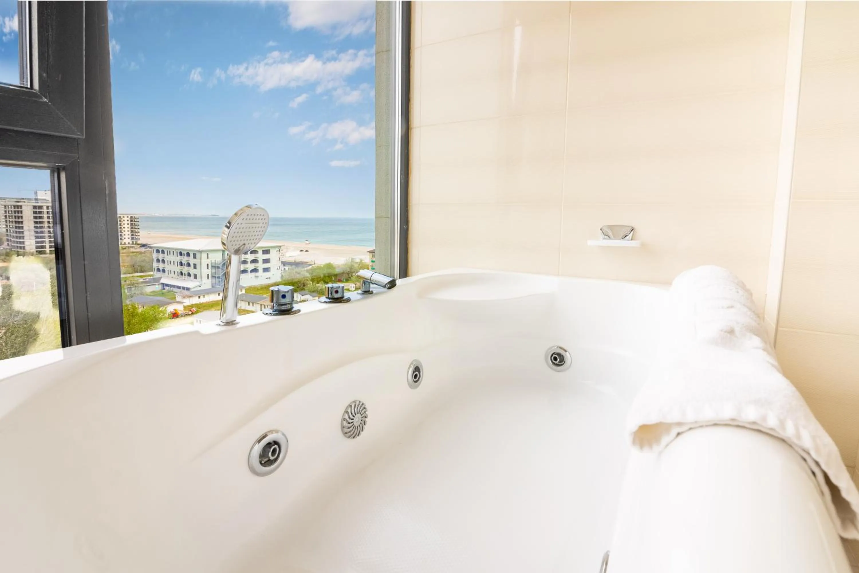 Hot Tub, Bed in Miramare Residence Aparthotel