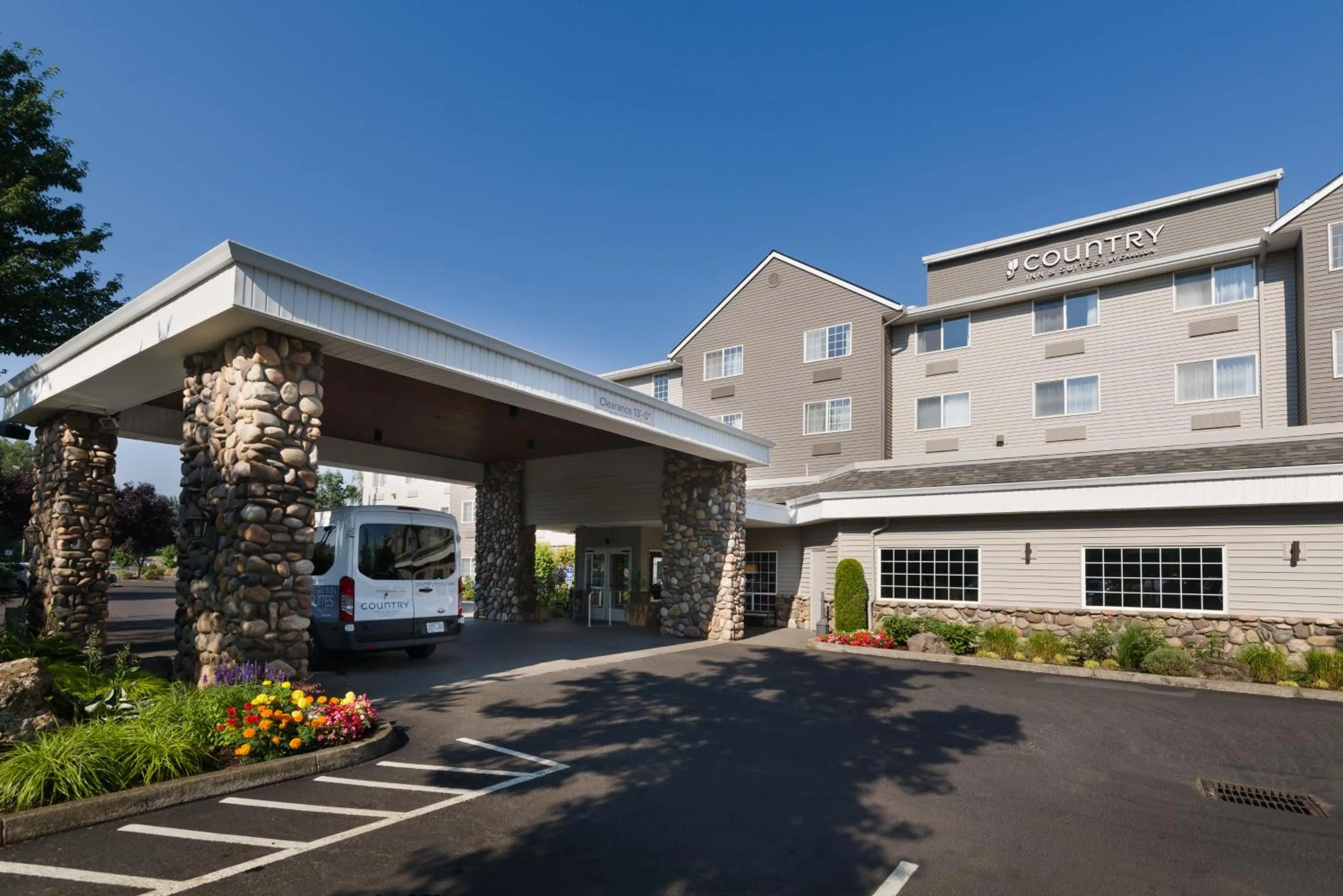 Facade/entrance in Country Inn & Suites by Radisson, Portland International Airport, OR