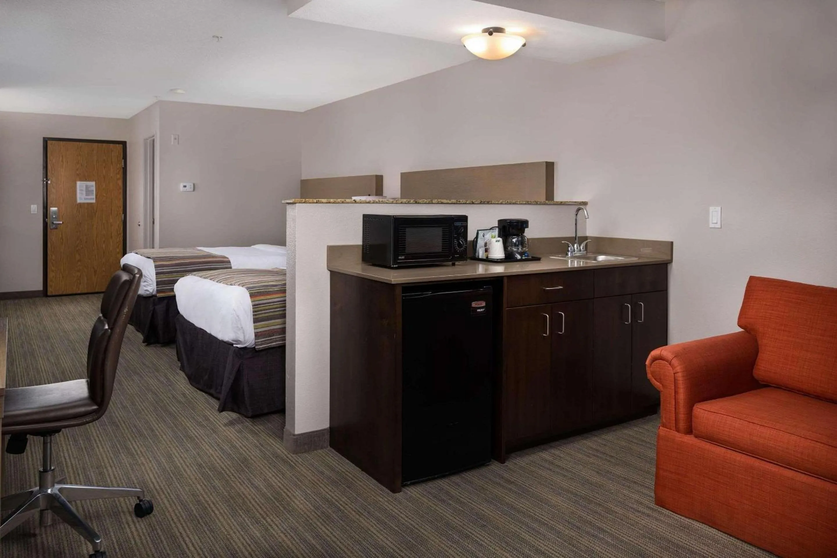 Bedroom, Bed in Country Inn & Suites by Radisson, Portland International Airport, OR