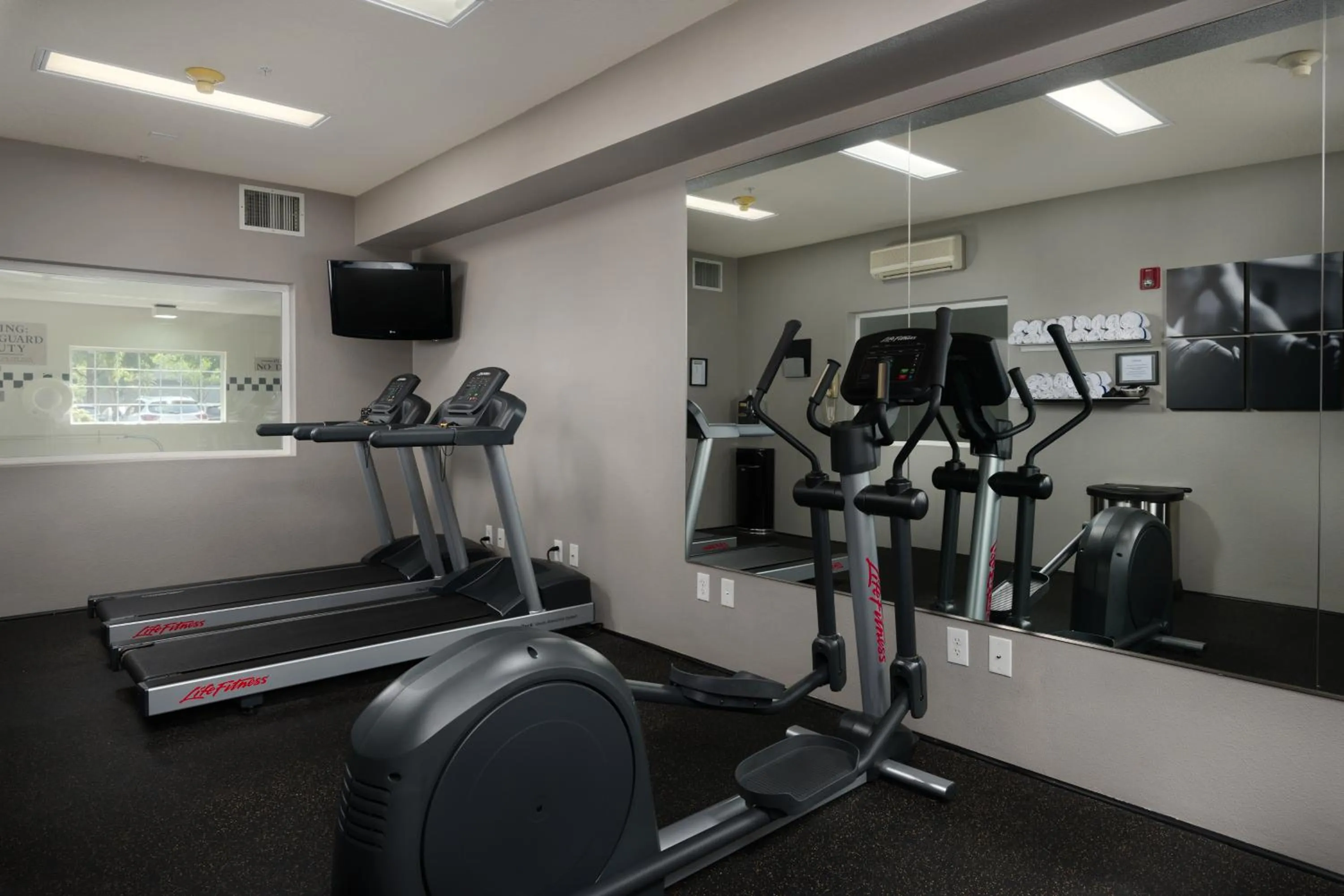 Fitness centre/facilities in Country Inn & Suites by Radisson, Portland International Airport, OR