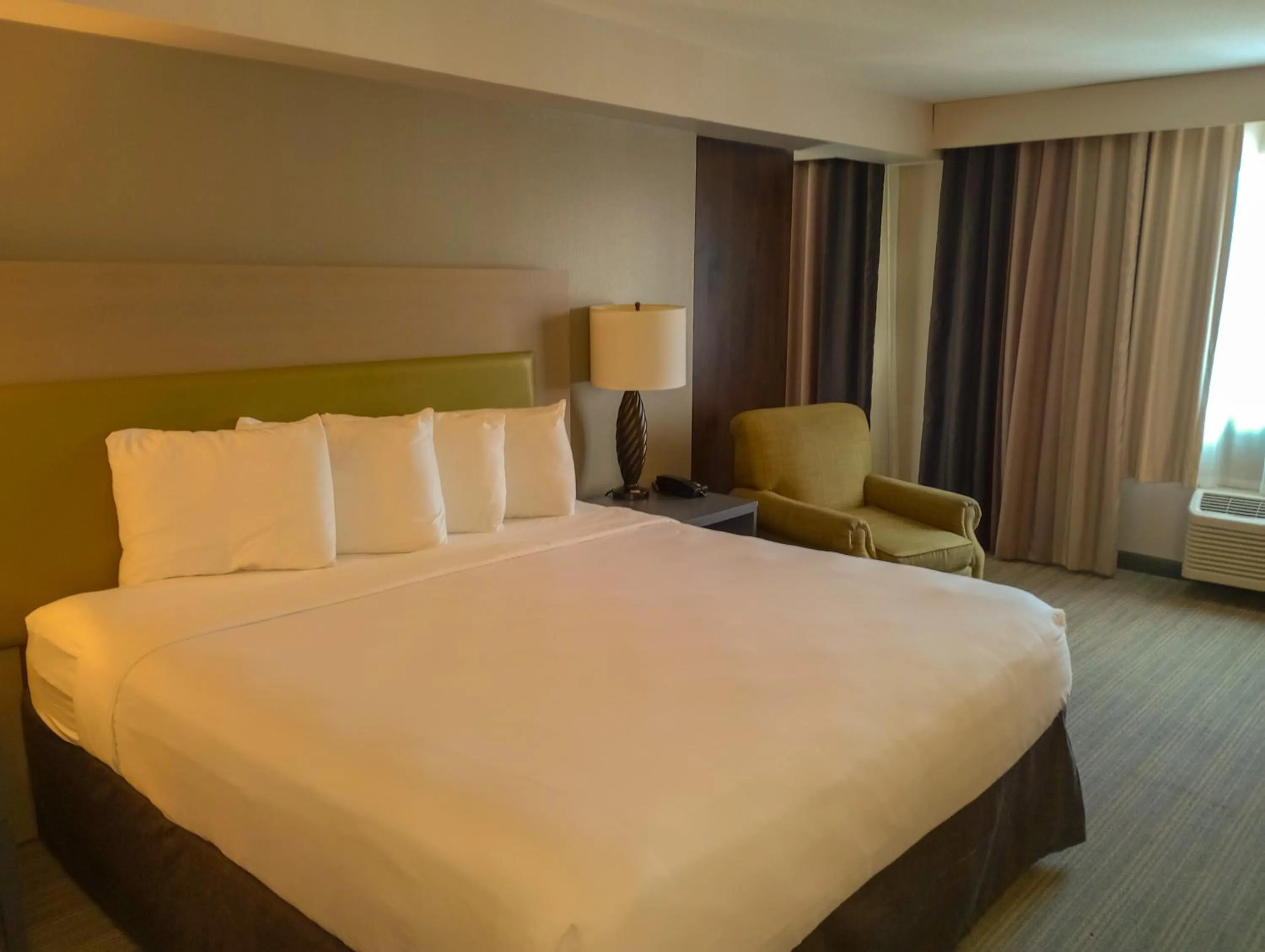 Bed in Country Inn & Suites by Radisson, Portland International Airport, OR