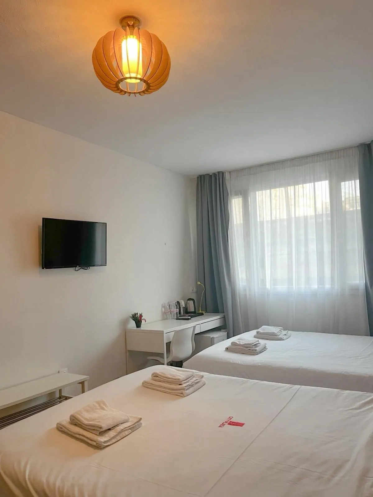 TV and multimedia, Bed in City Plaza Apartments & Rooms