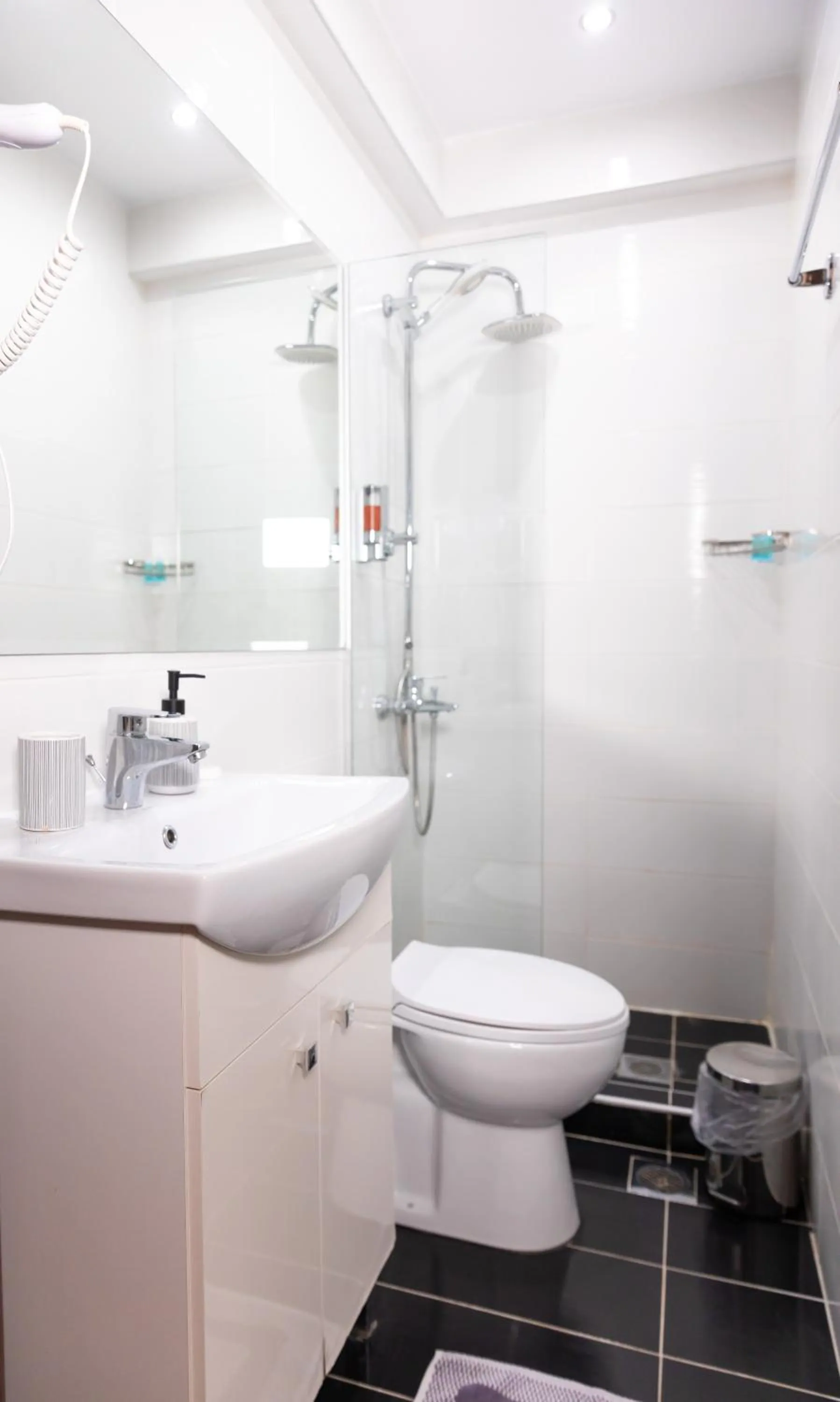 Shower in City Plaza Apartments & Rooms