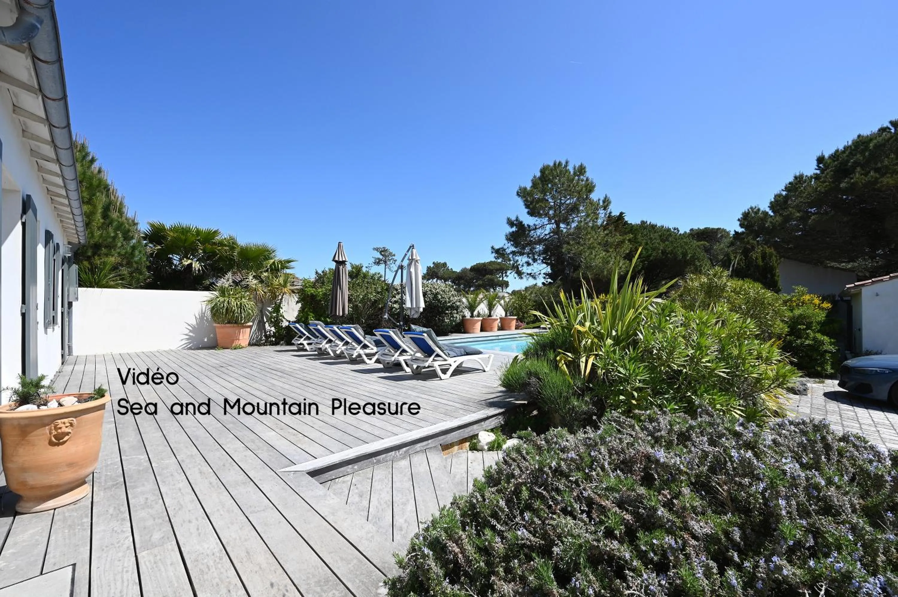 Swimming pool in Villa Mer 4 Etoiles - 90 M de la mer Sea and Mountain Pleasure
