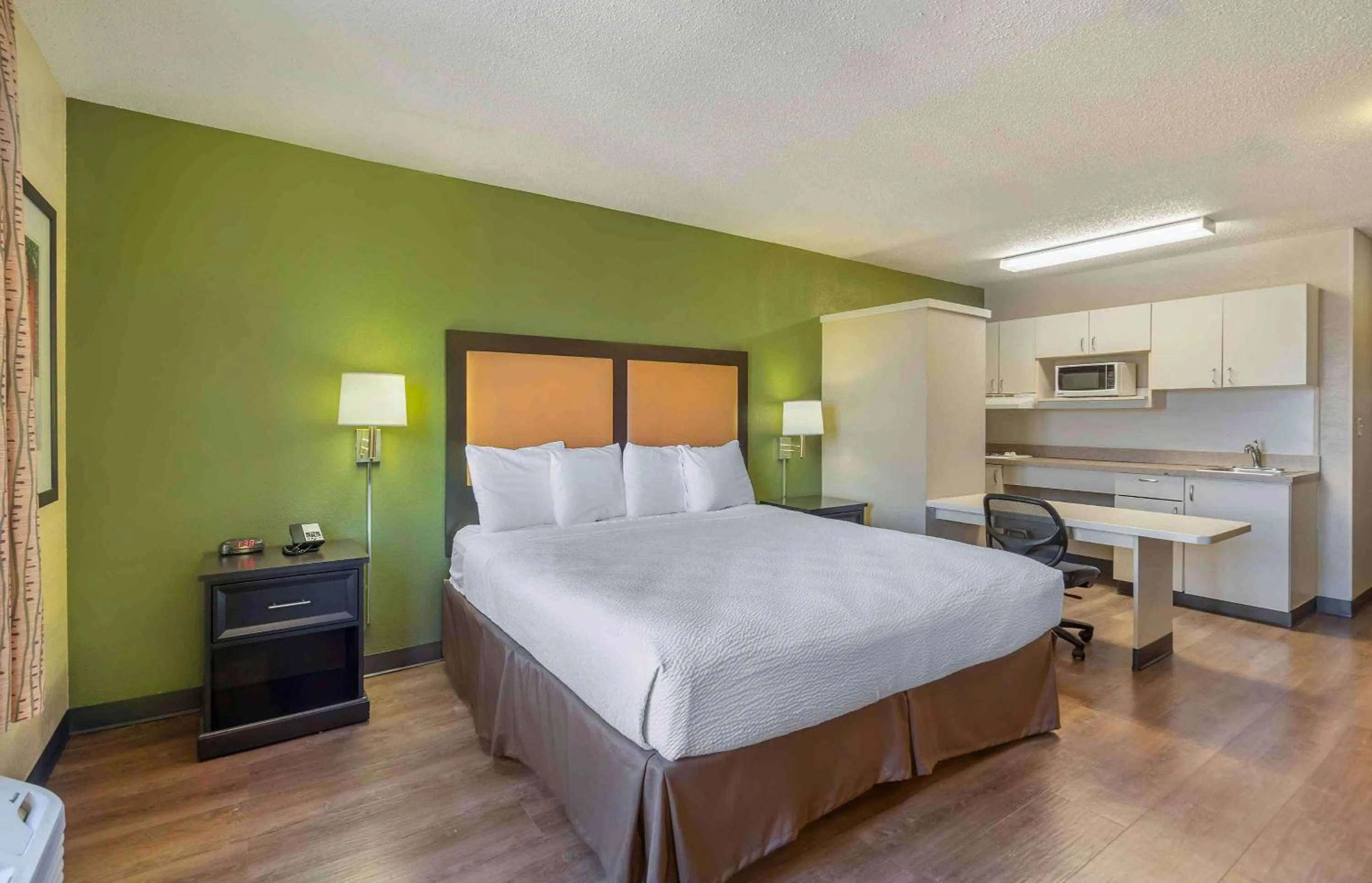 Bedroom, Bed in Extended Stay America Select Suites - Chicago - Downers Grove