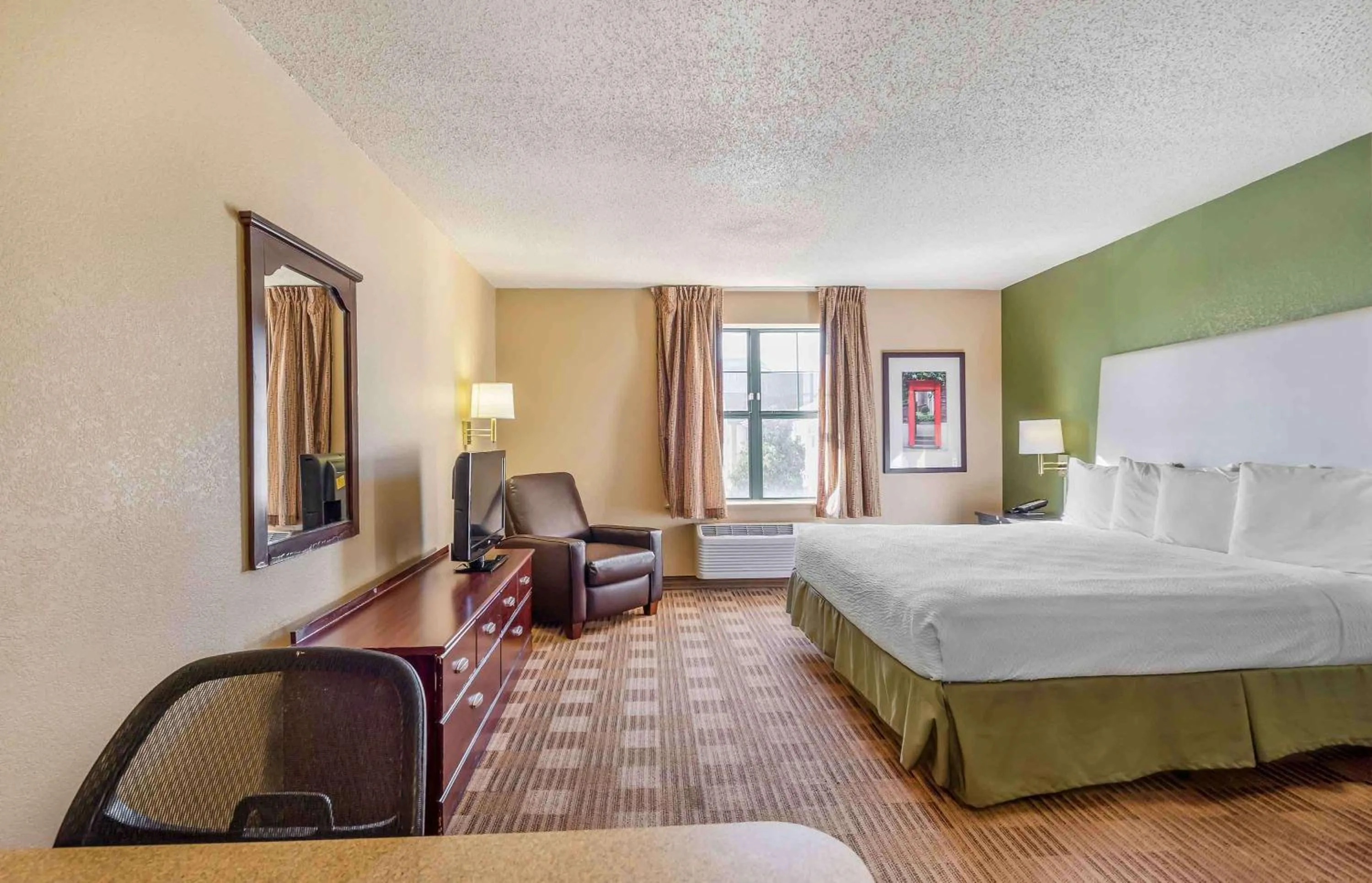 Bedroom, Bed in Extended Stay America Select Suites - Chicago - Downers Grove
