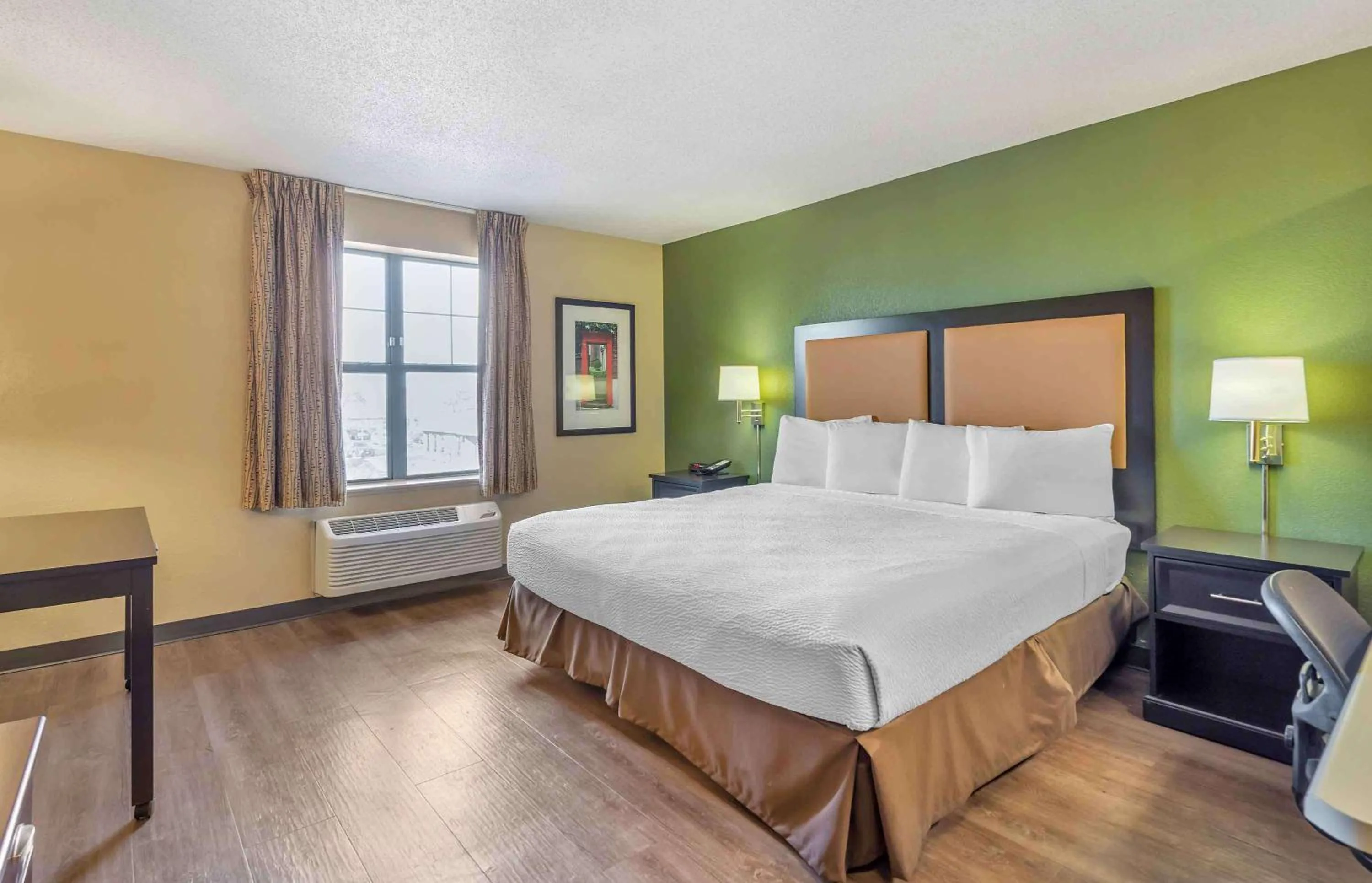 Bedroom, Bed in Extended Stay America Select Suites - Chicago - Downers Grove