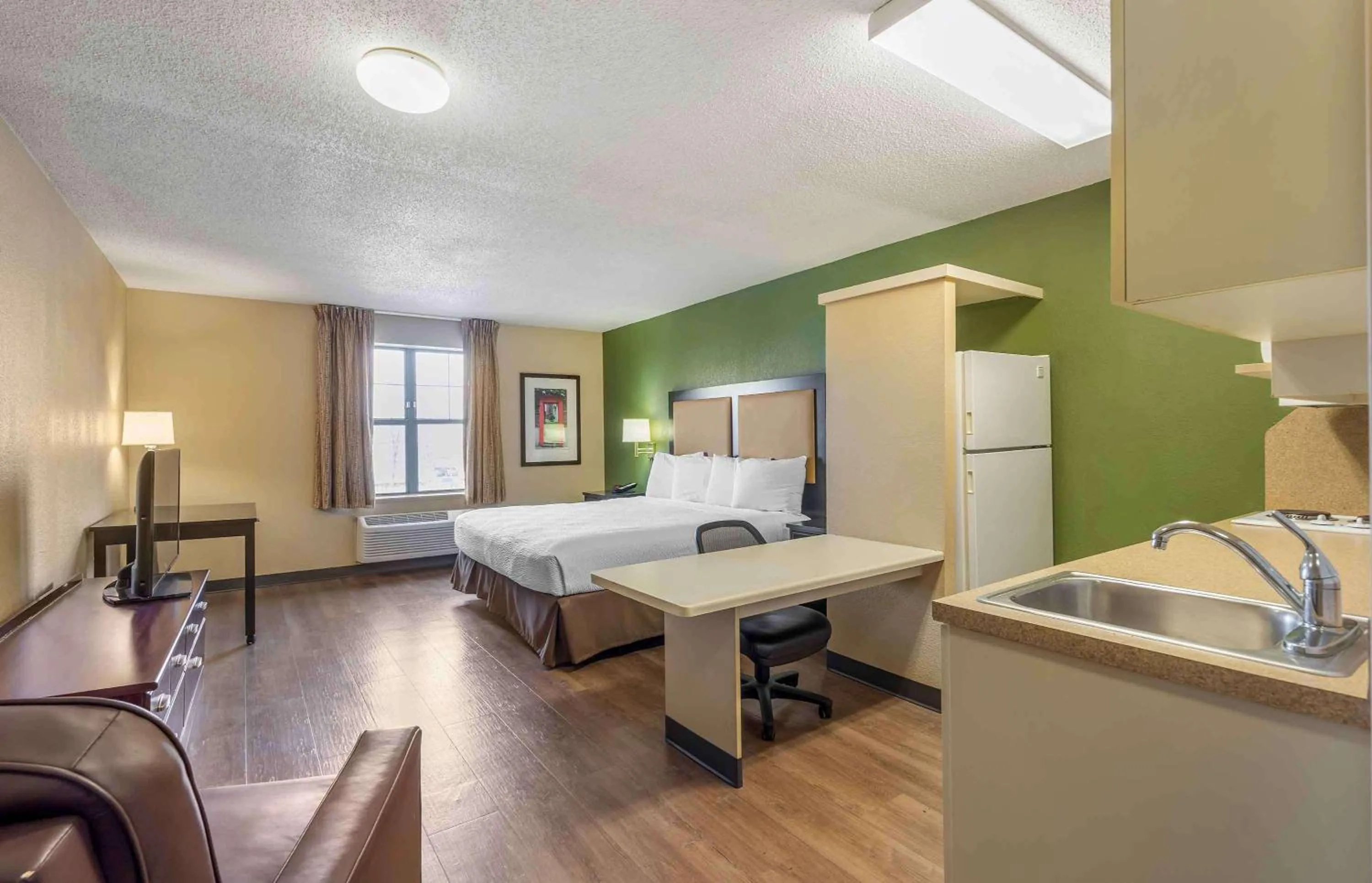 Bedroom, Bed in Extended Stay America Select Suites - Chicago - Downers Grove