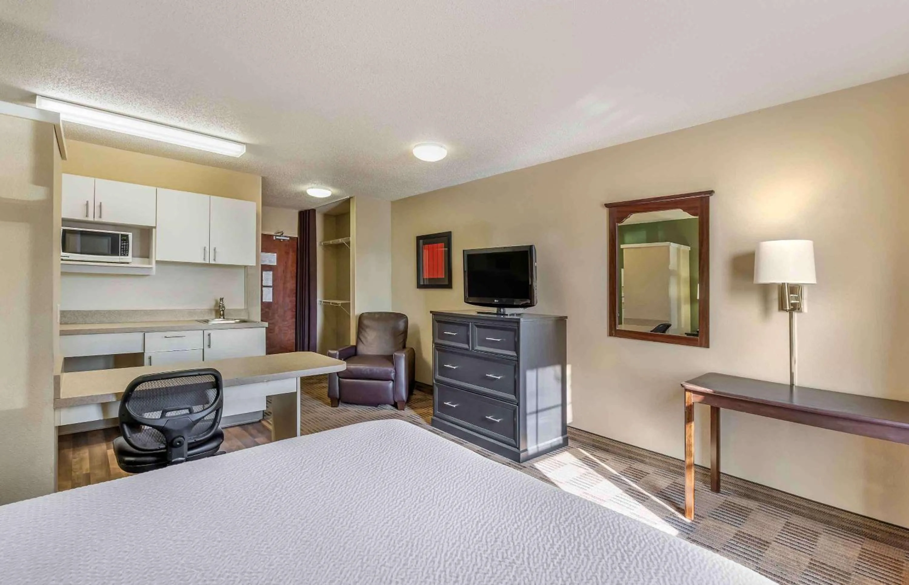 Bedroom, Bed in Extended Stay America Select Suites - Chicago - Downers Grove