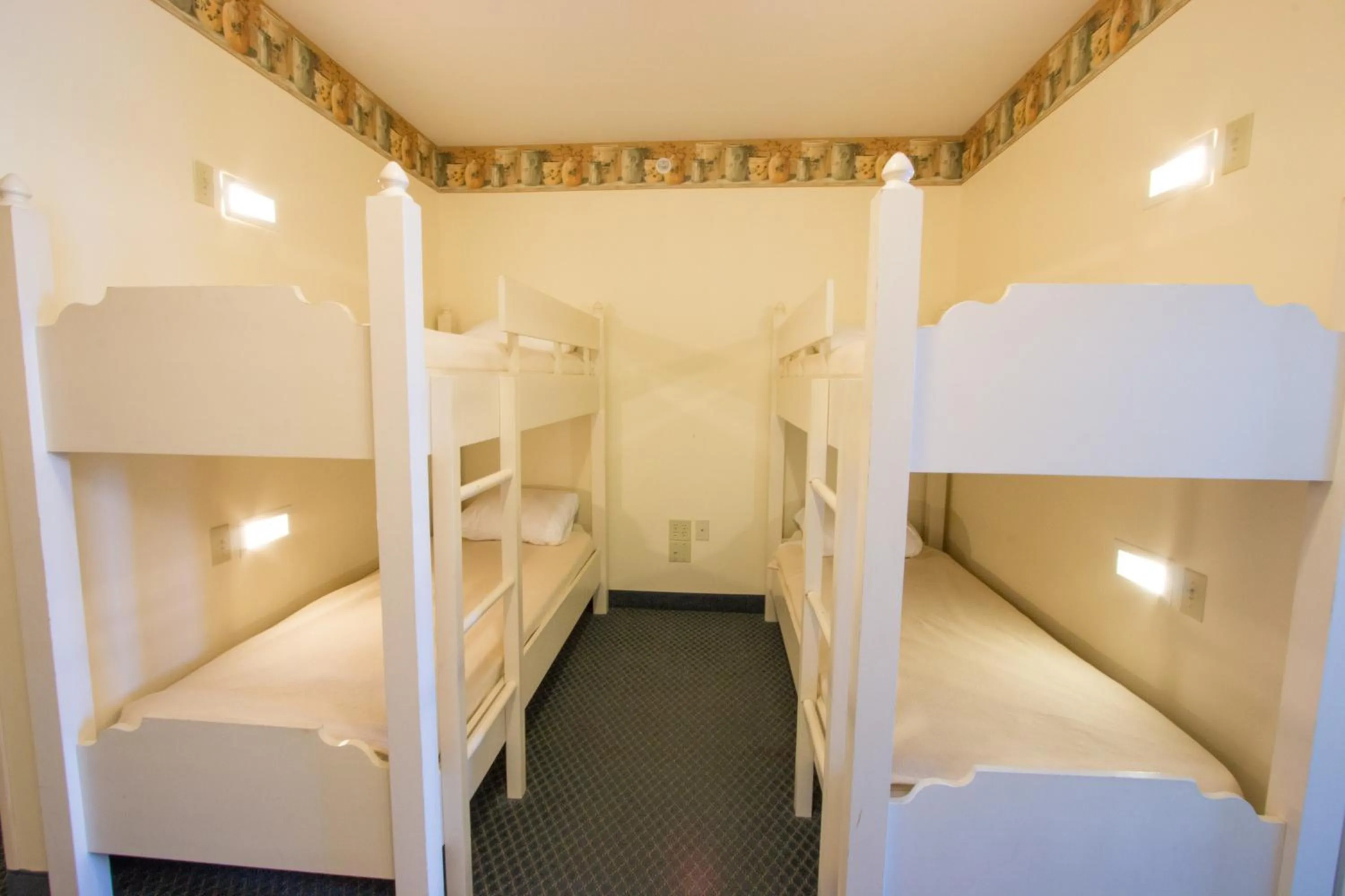 bunk bed, Bed in Blue Gate Garden Inn