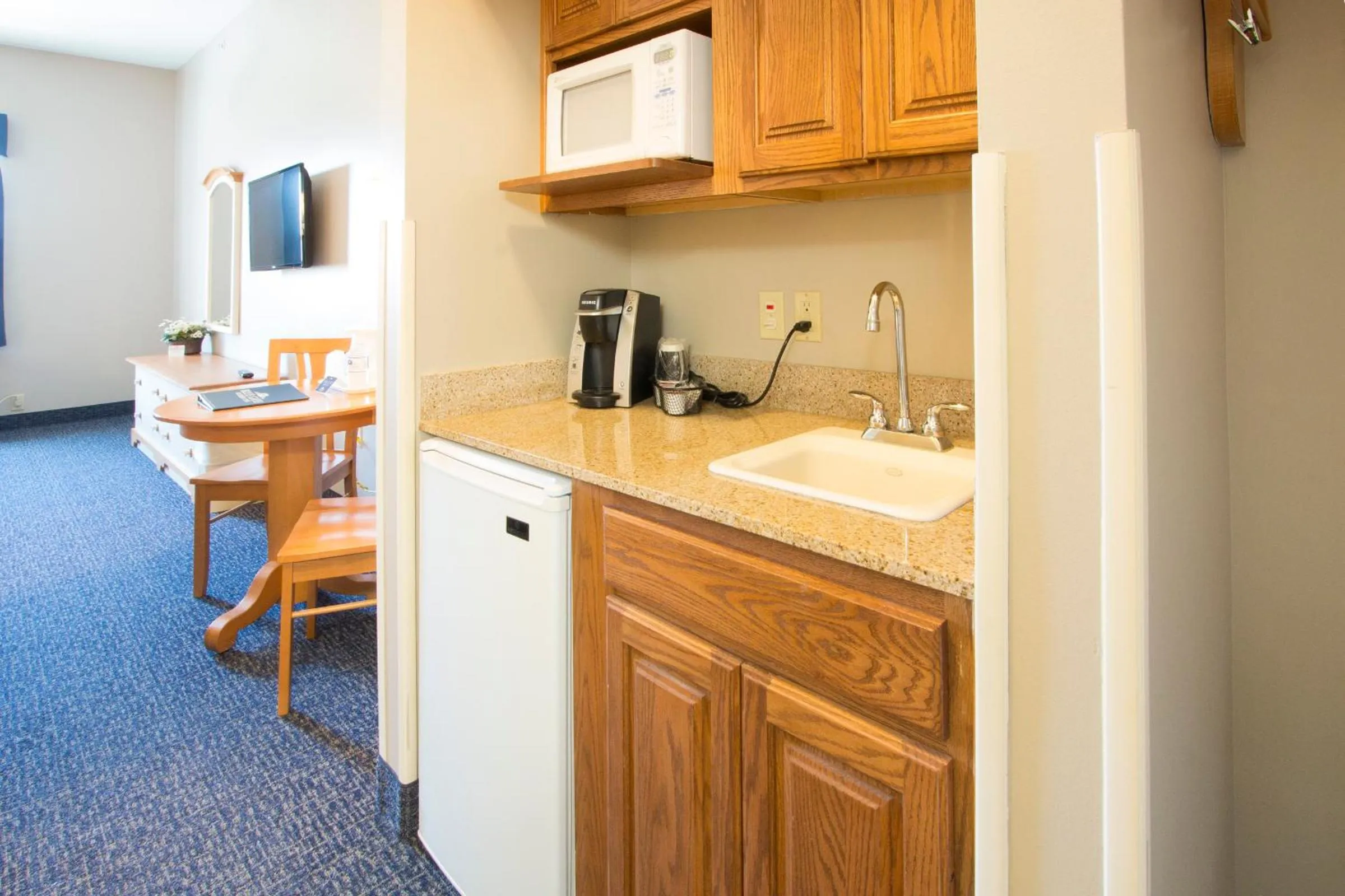 Kitchen or kitchenette in Blue Gate Garden Inn