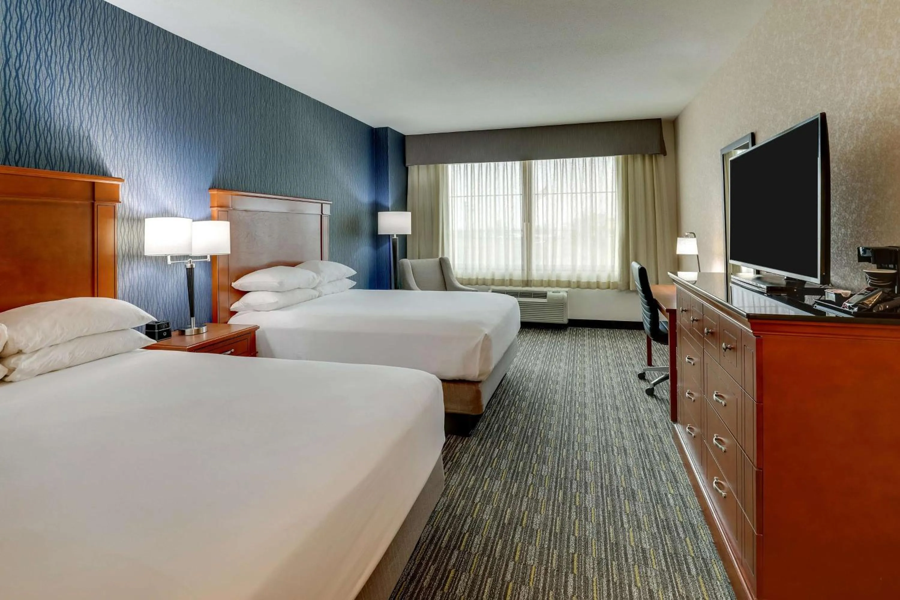 Bedroom, Bed in Drury Inn & Suites St. Louis Arnold