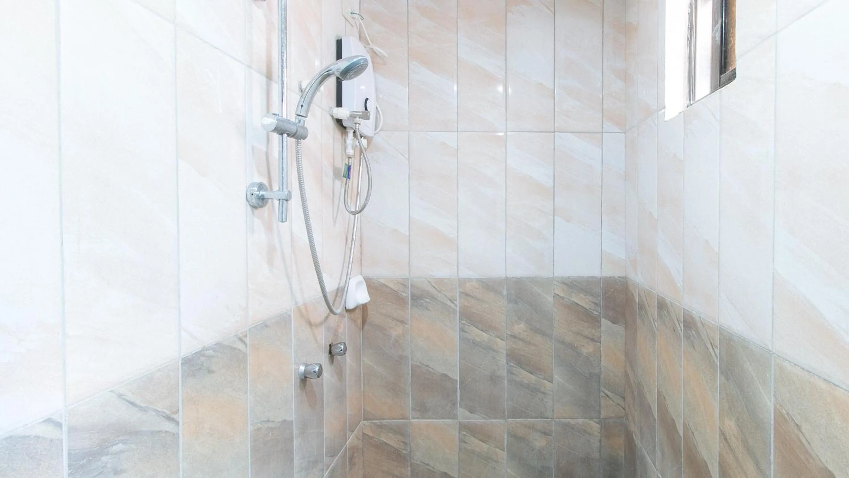 Shower in RedDoorz at Isabelita Hotel Tuguegarao City