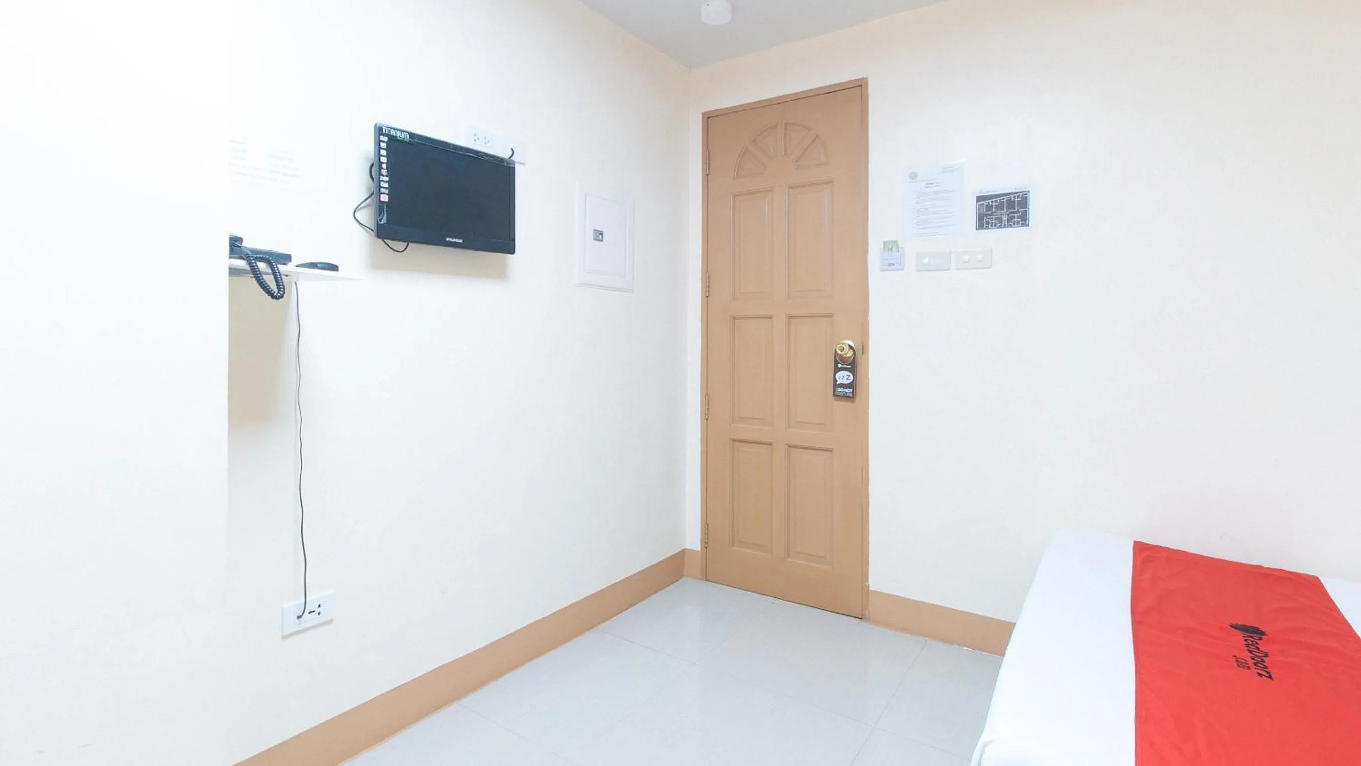 TV and multimedia, Bed in RedDoorz at Isabelita Hotel Tuguegarao City