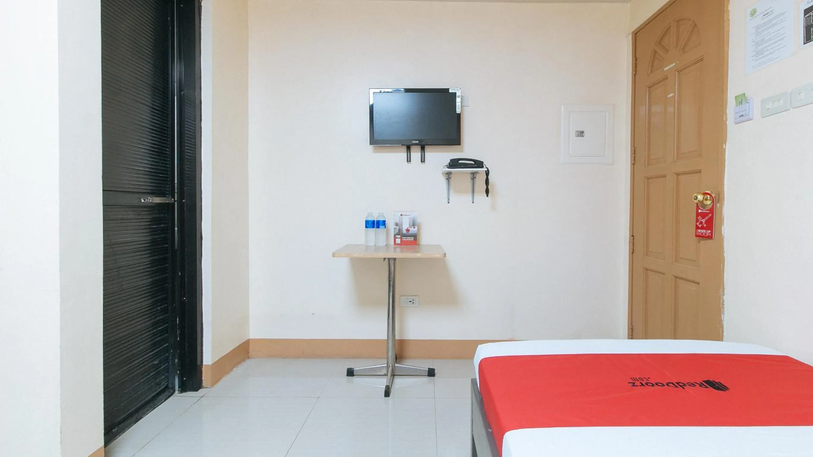 Bed in RedDoorz at Isabelita Hotel Tuguegarao City