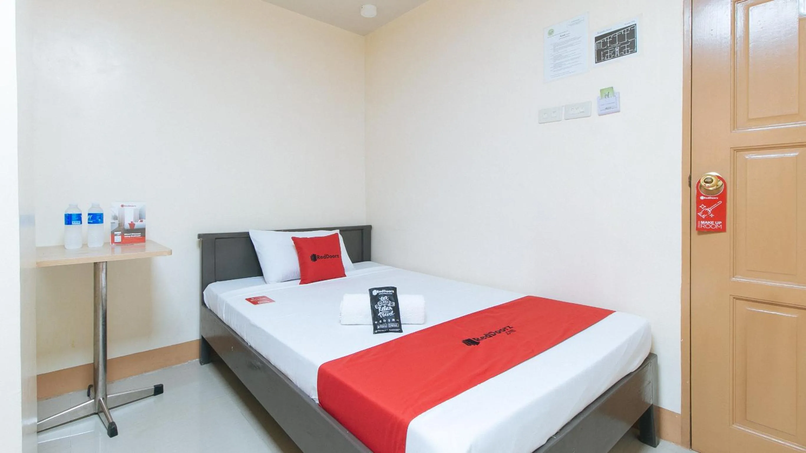 Bed in RedDoorz at Isabelita Hotel Tuguegarao City