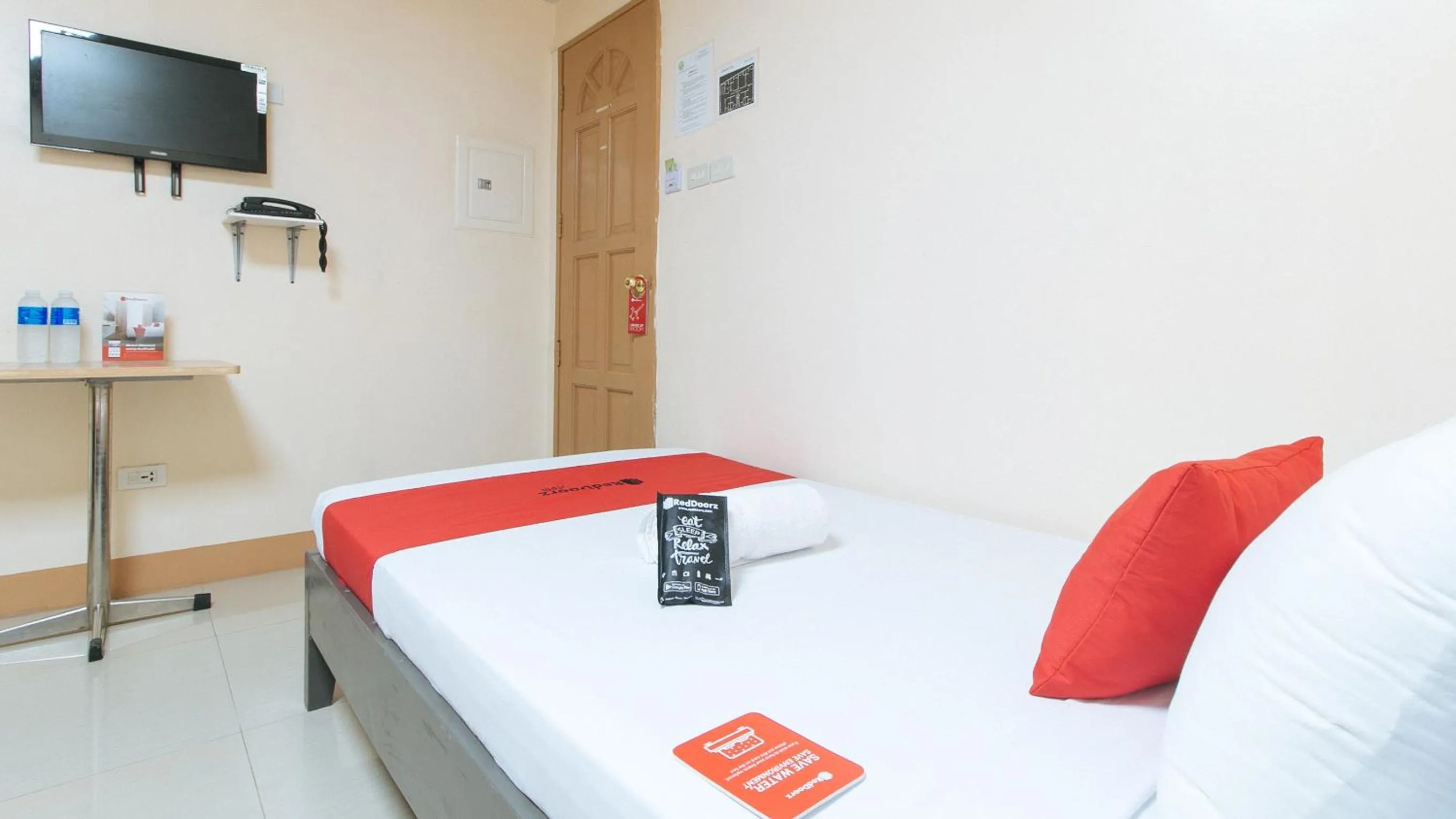 Bed in RedDoorz at Isabelita Hotel Tuguegarao City