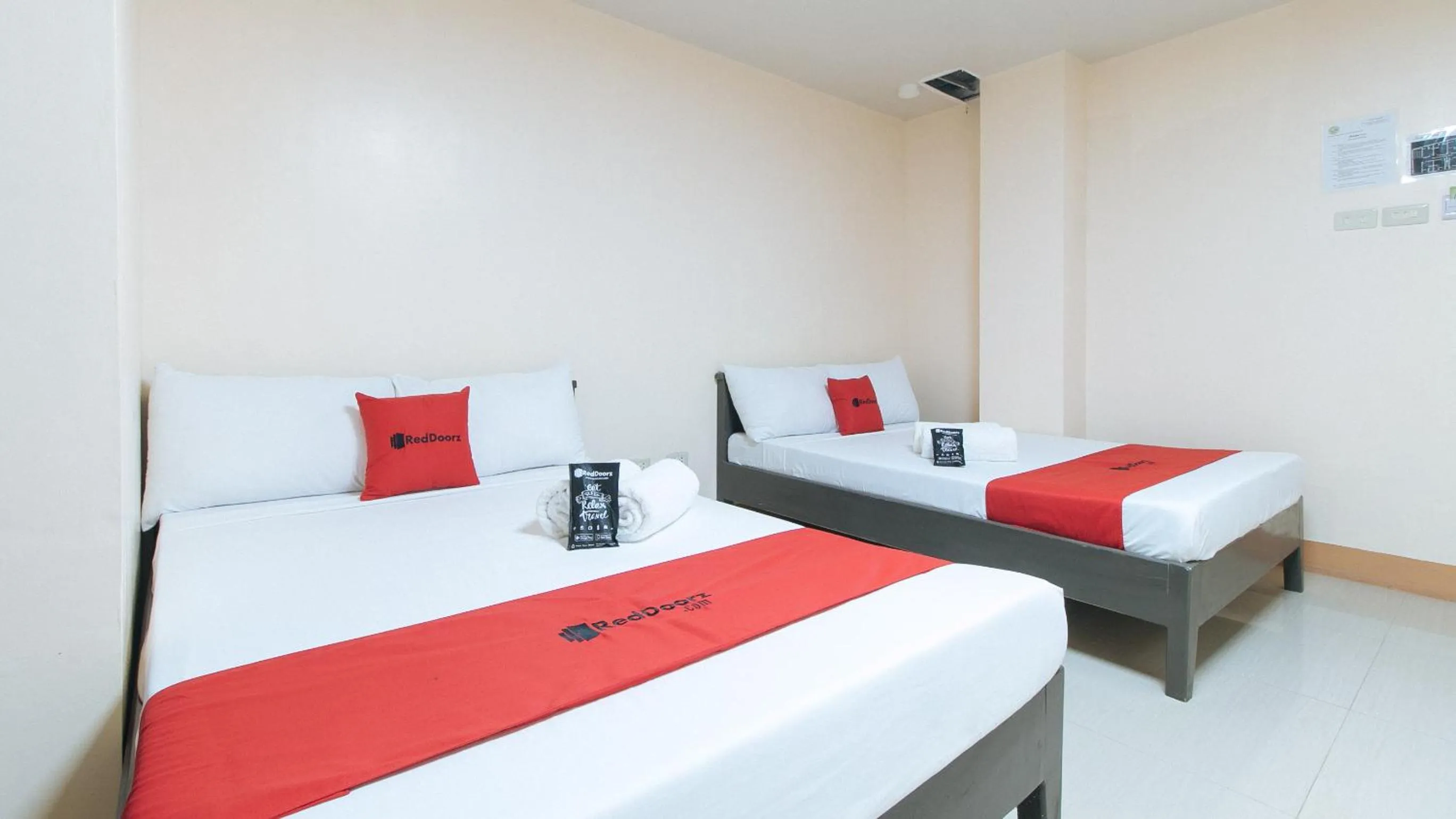 Bed in RedDoorz at Isabelita Hotel Tuguegarao City