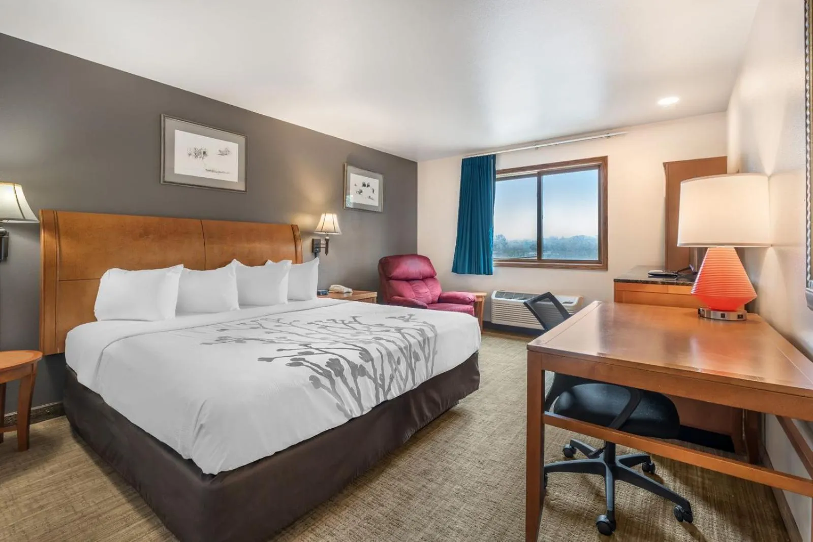 Bed in Colstrip Inn & Suites