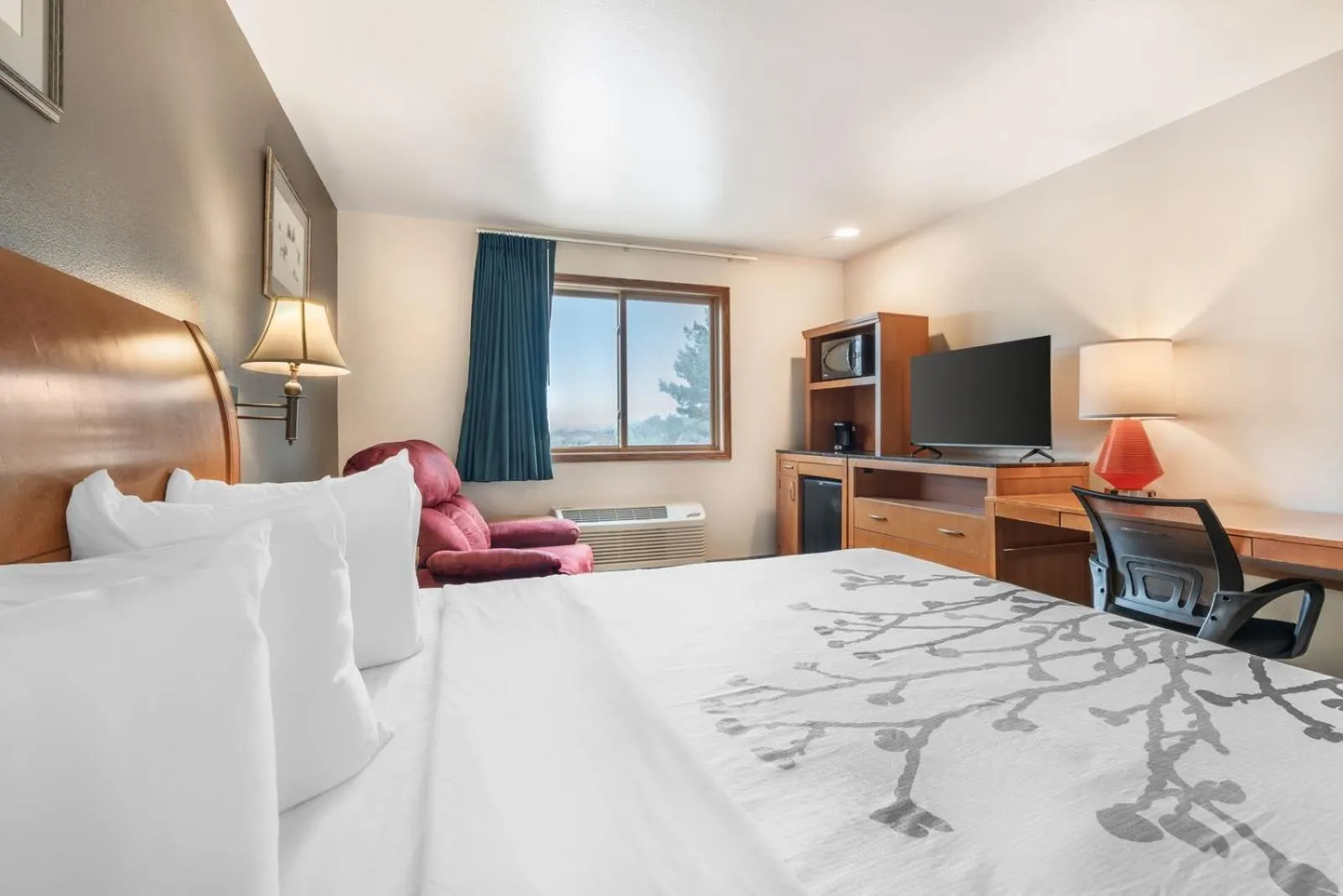 Bed in Colstrip Inn & Suites